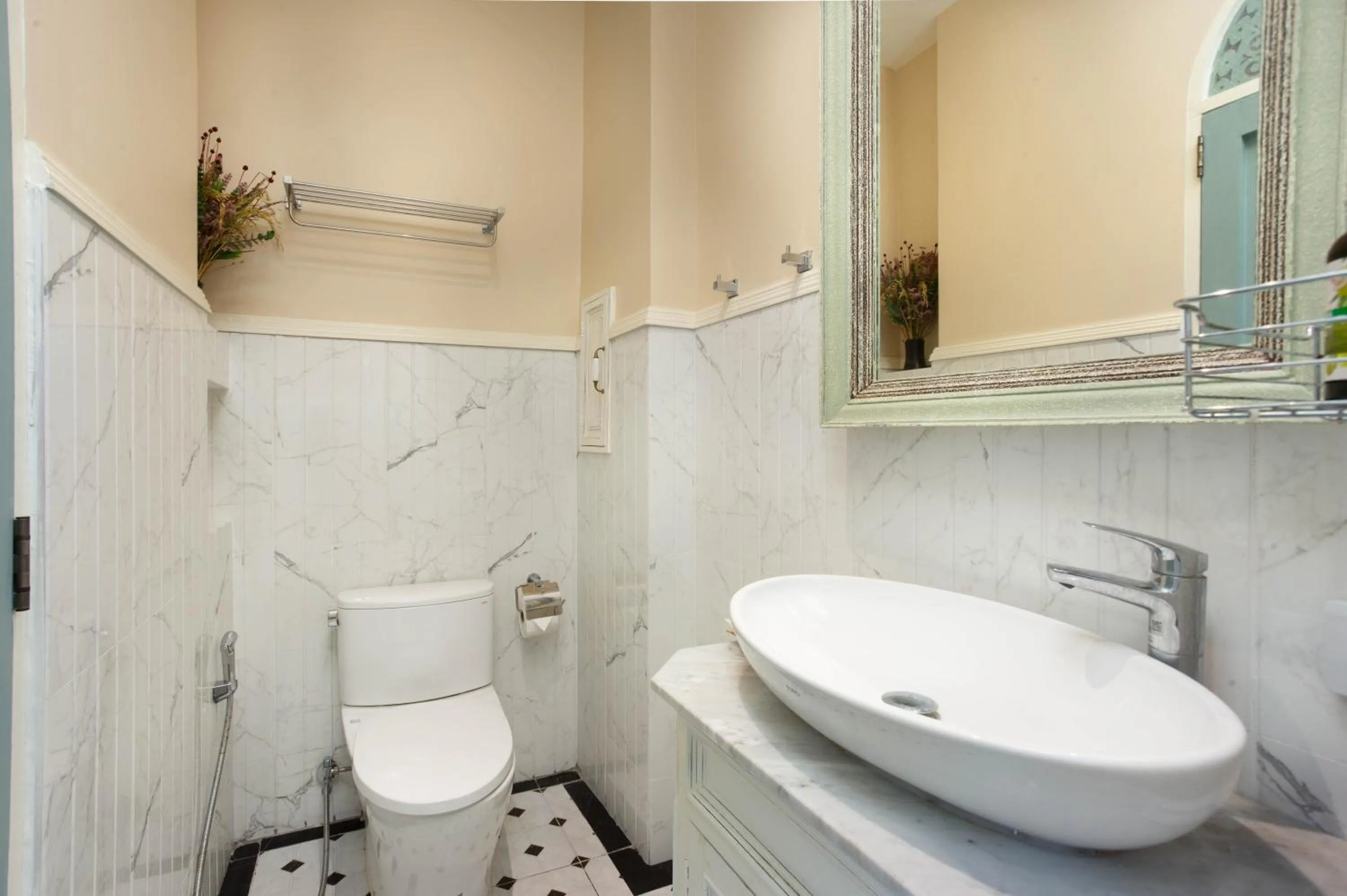 Shower in Pran At Kumuang Boutique House