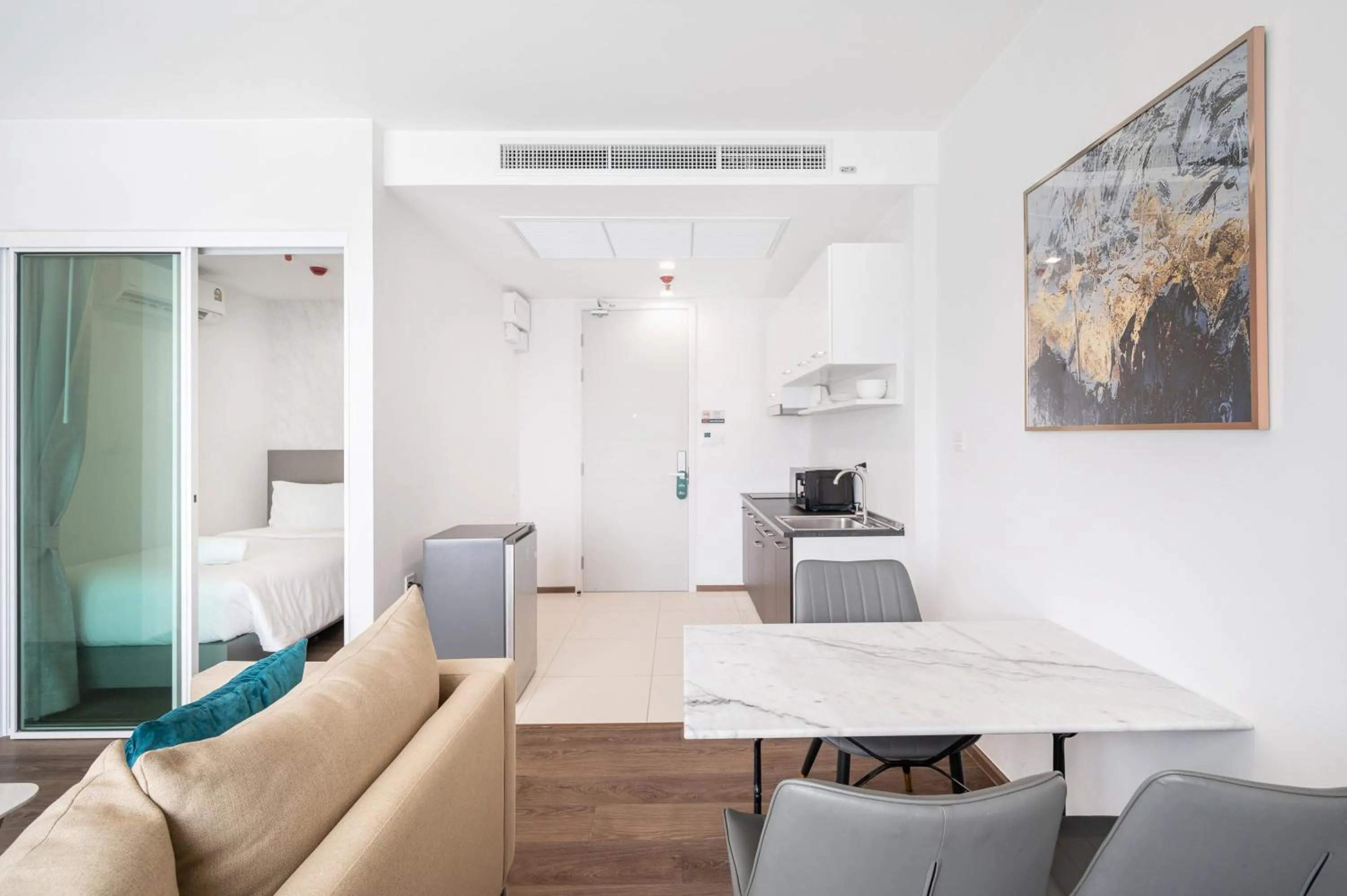 Dining area in The Rich Residence Sukhumvit Nana