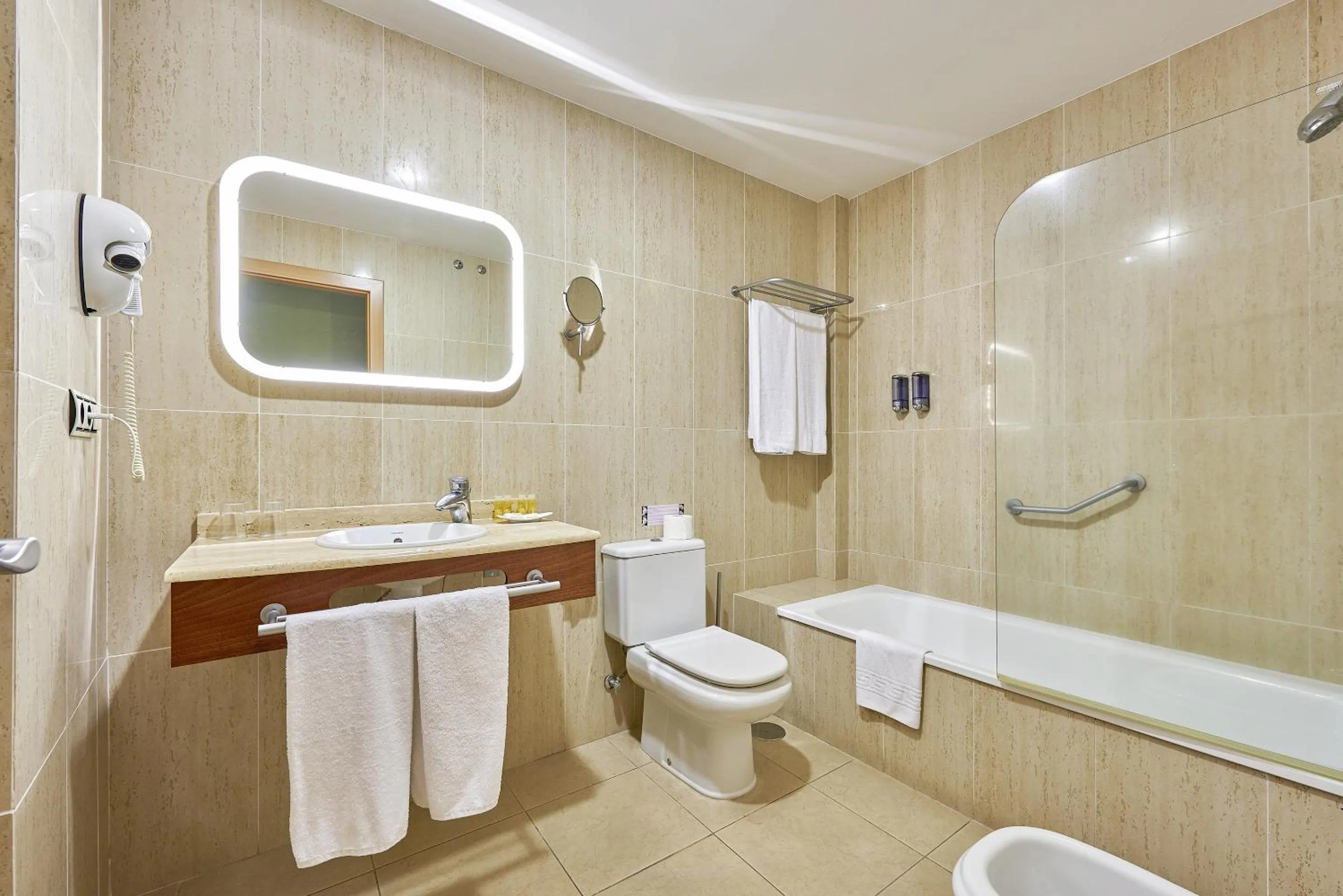 Bathroom in Hotel Benahoare