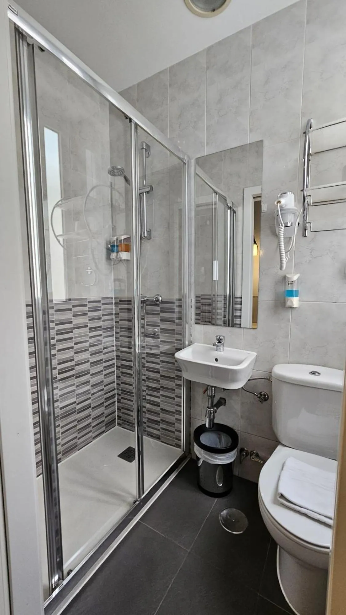 Shower in Hostal Lauria
