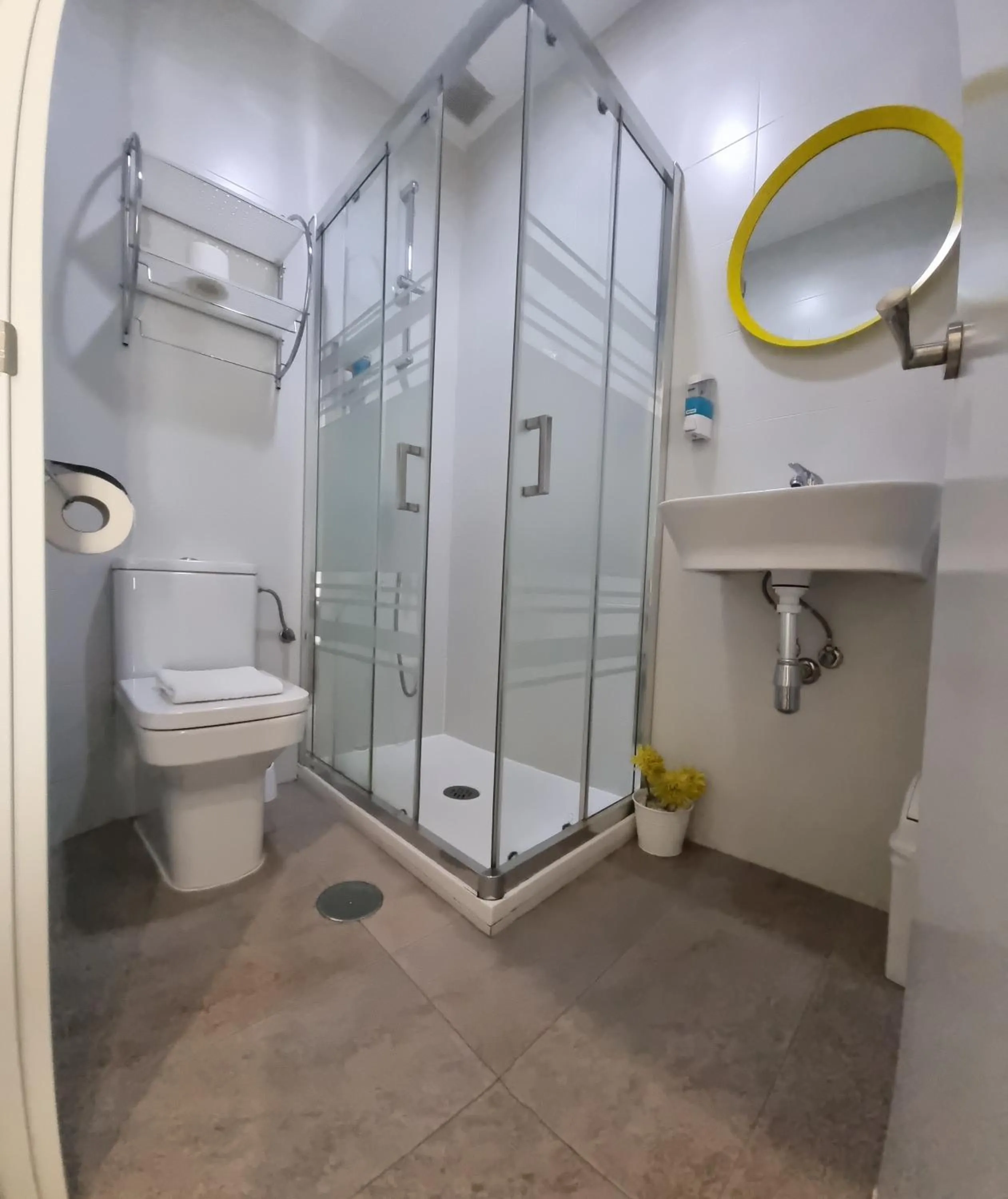 Toilet in Hostal Lauria