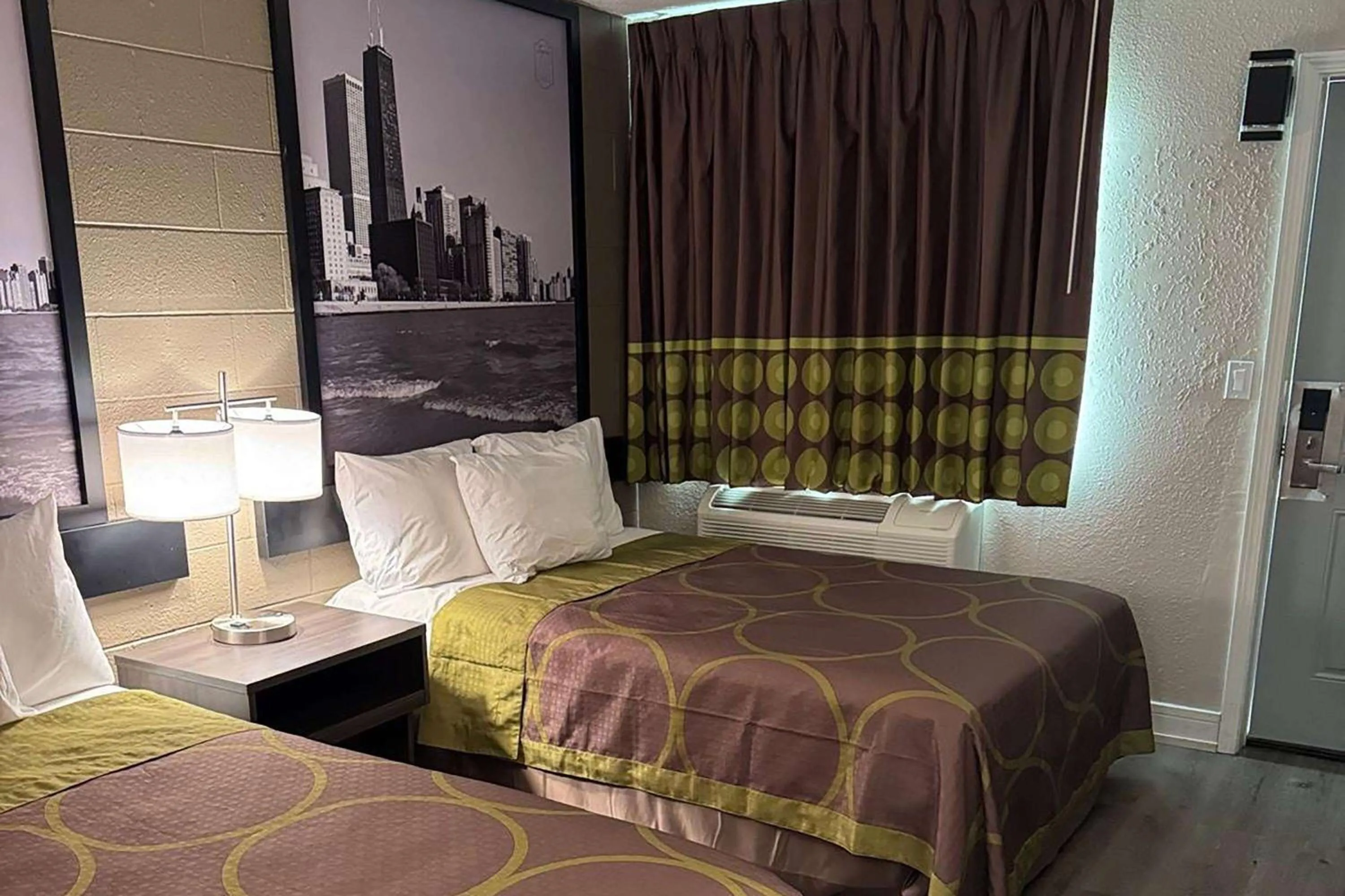 Photo of the whole room, Bed in Travelodge by Wyndham Rockford South