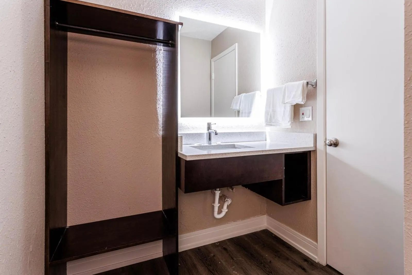 Bathroom, Bed in Super 8 by Wyndham Rockford South