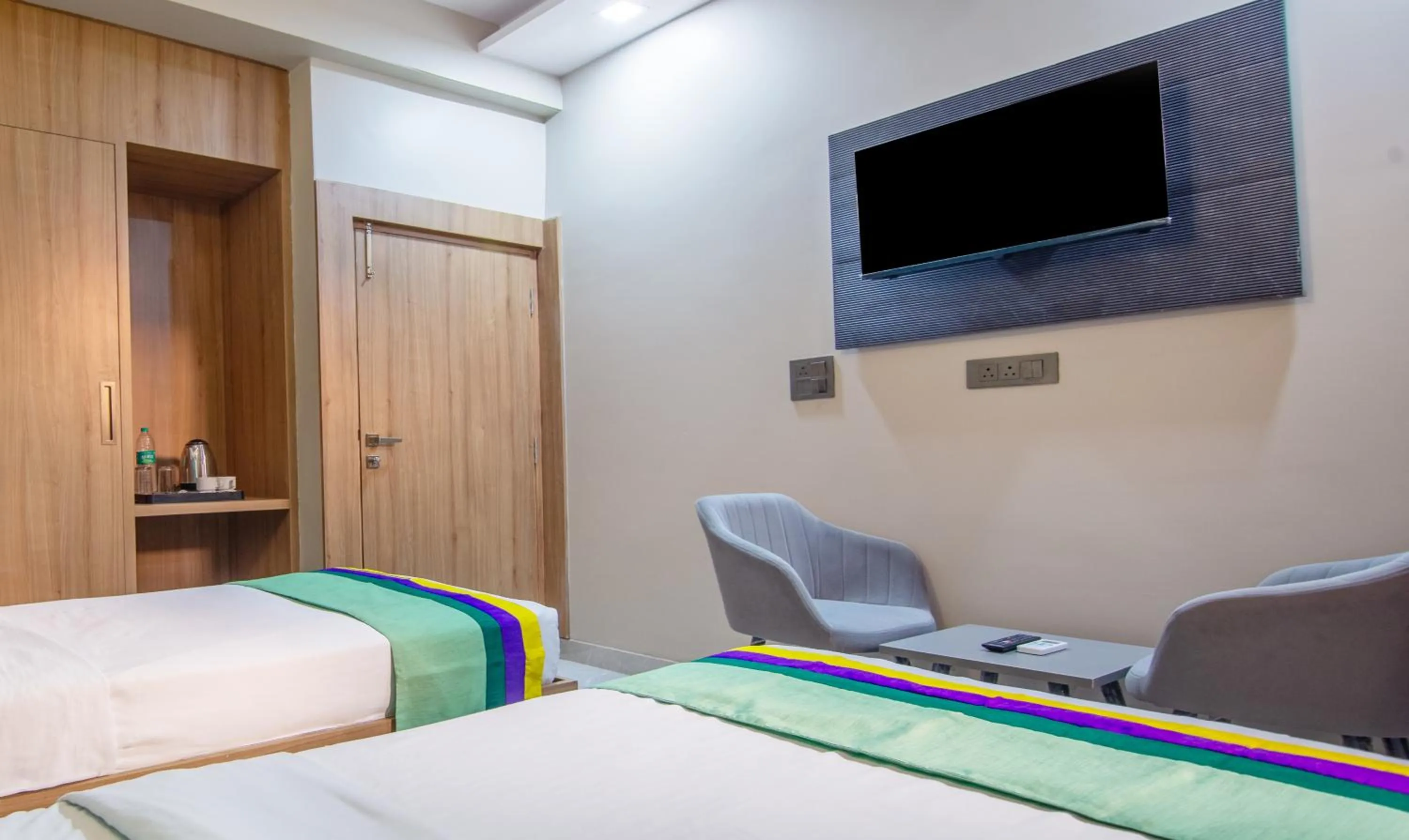 Bedroom, Bed in Treebo Elite Corporate, Sector 62