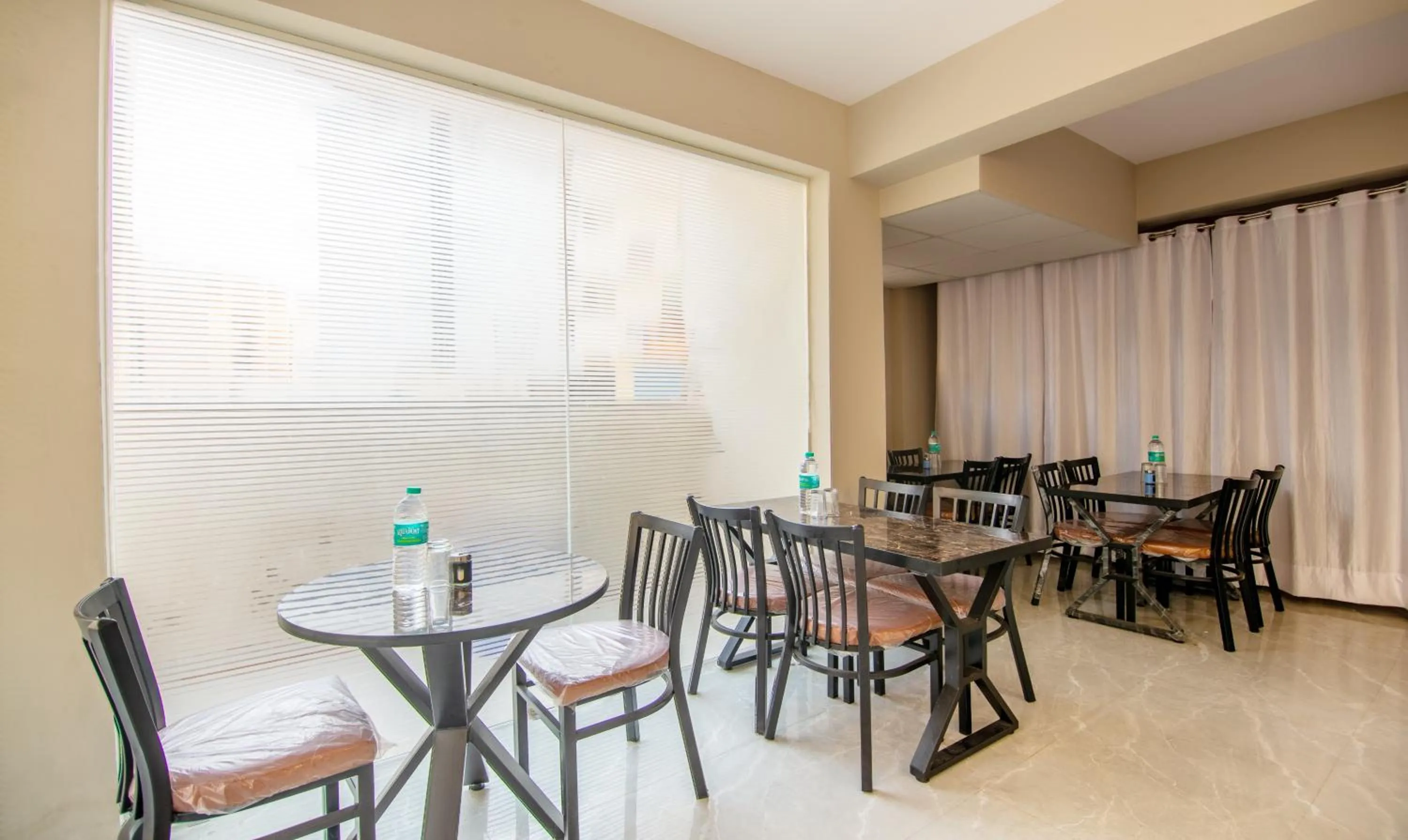 Restaurant/places to eat in Treebo Elite Corporate, Sector 62