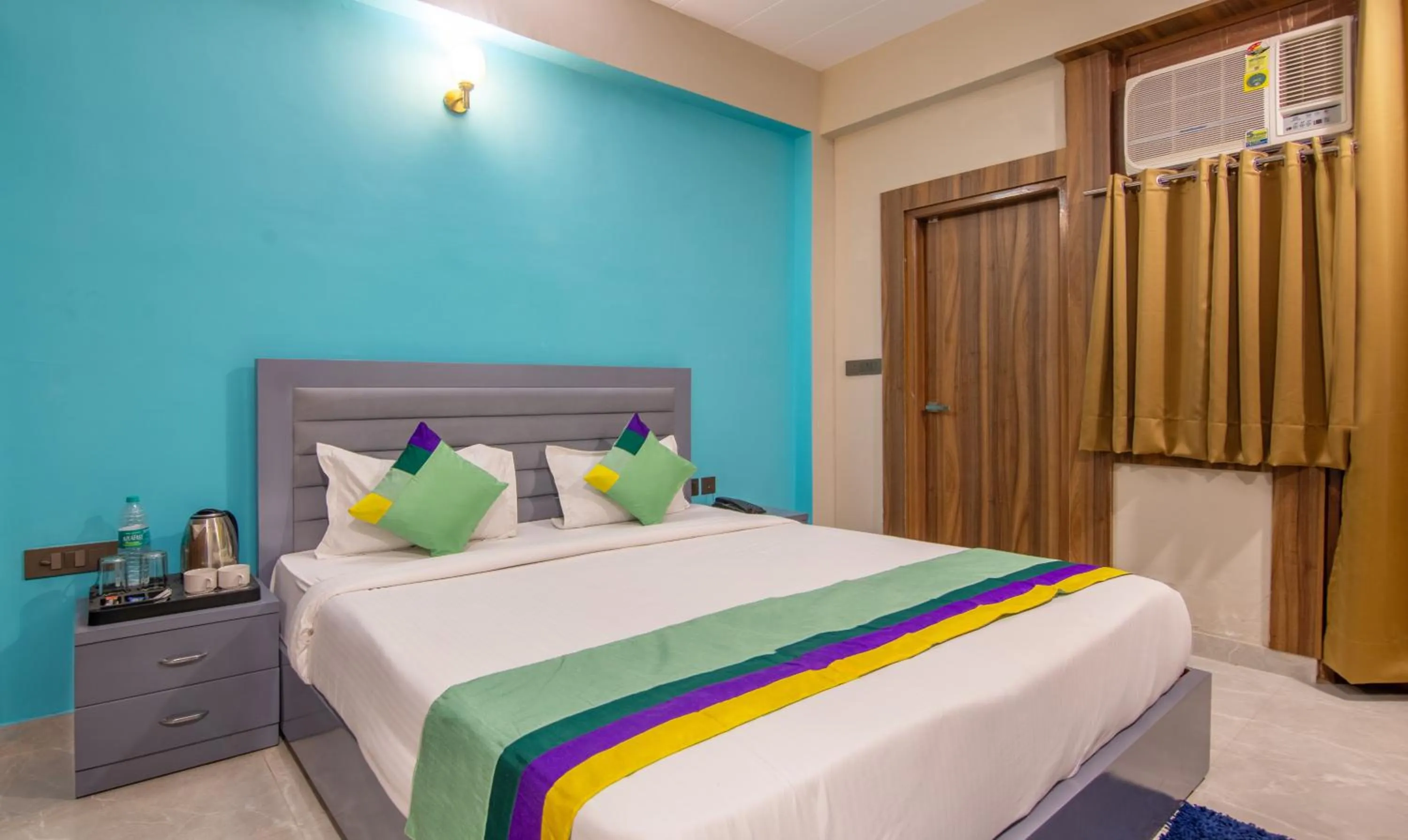 Bedroom, Bed in Treebo Elite Corporate, Sector 62