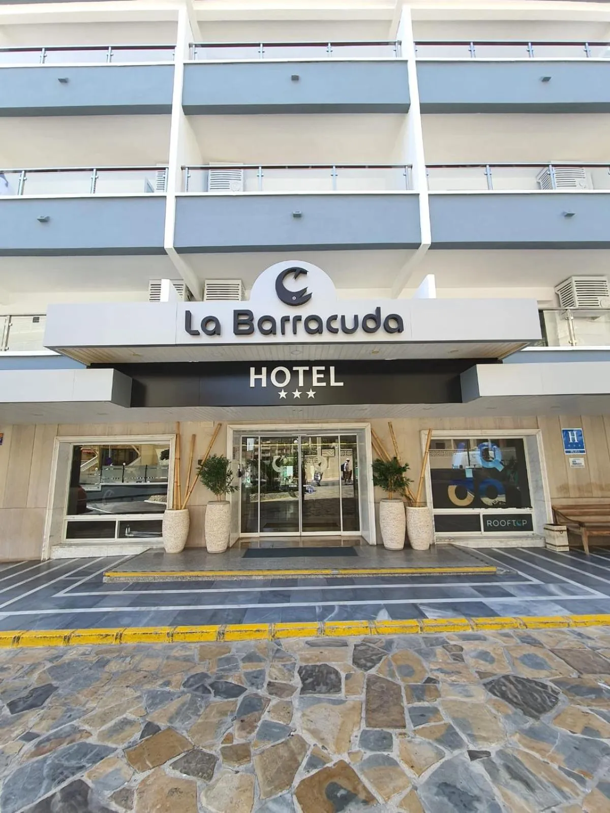 Facade/entrance in La Barracuda