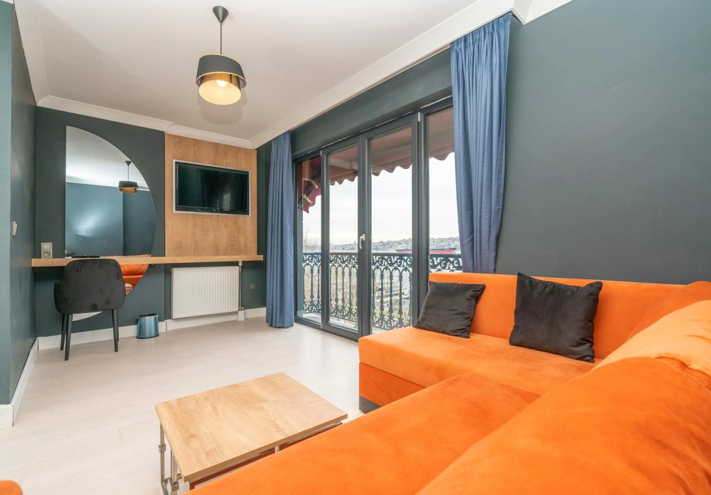 TV and multimedia in 216 Bosphorus