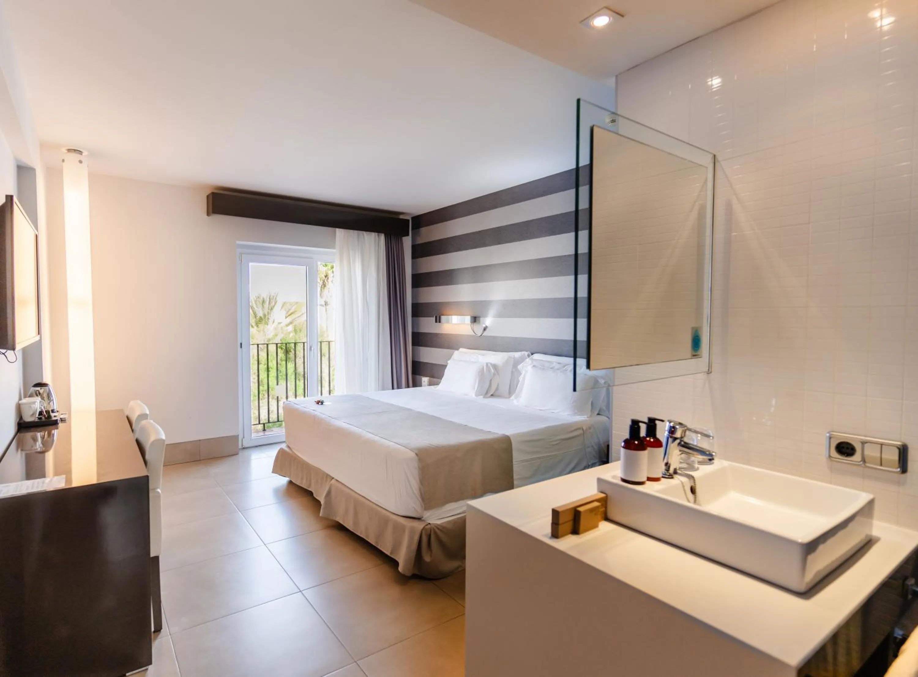 Bathroom, Bed in Barceló Hamilton Menorca - Adults Only