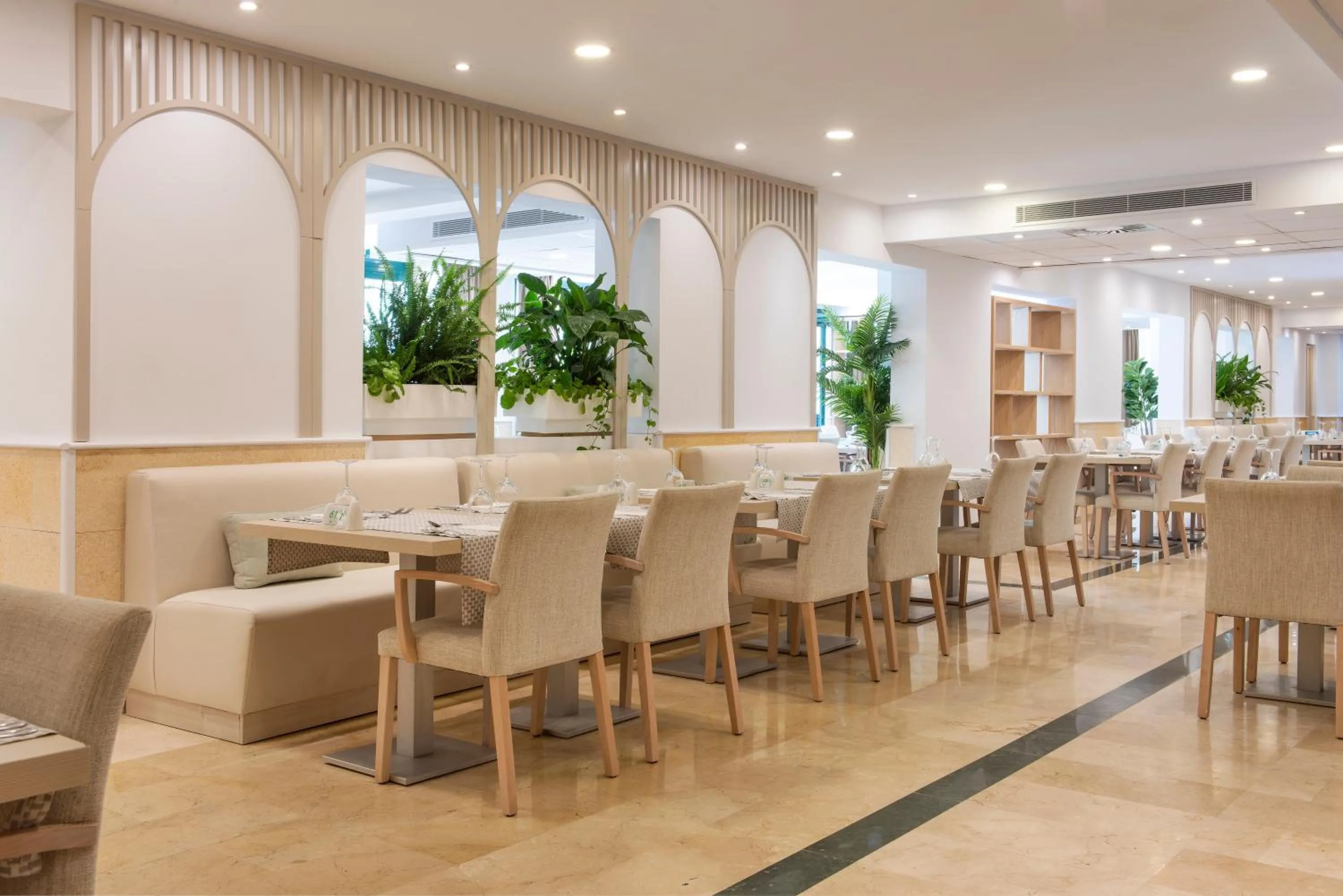 Restaurant/places to eat in Valentin Somni Hotel & Suites