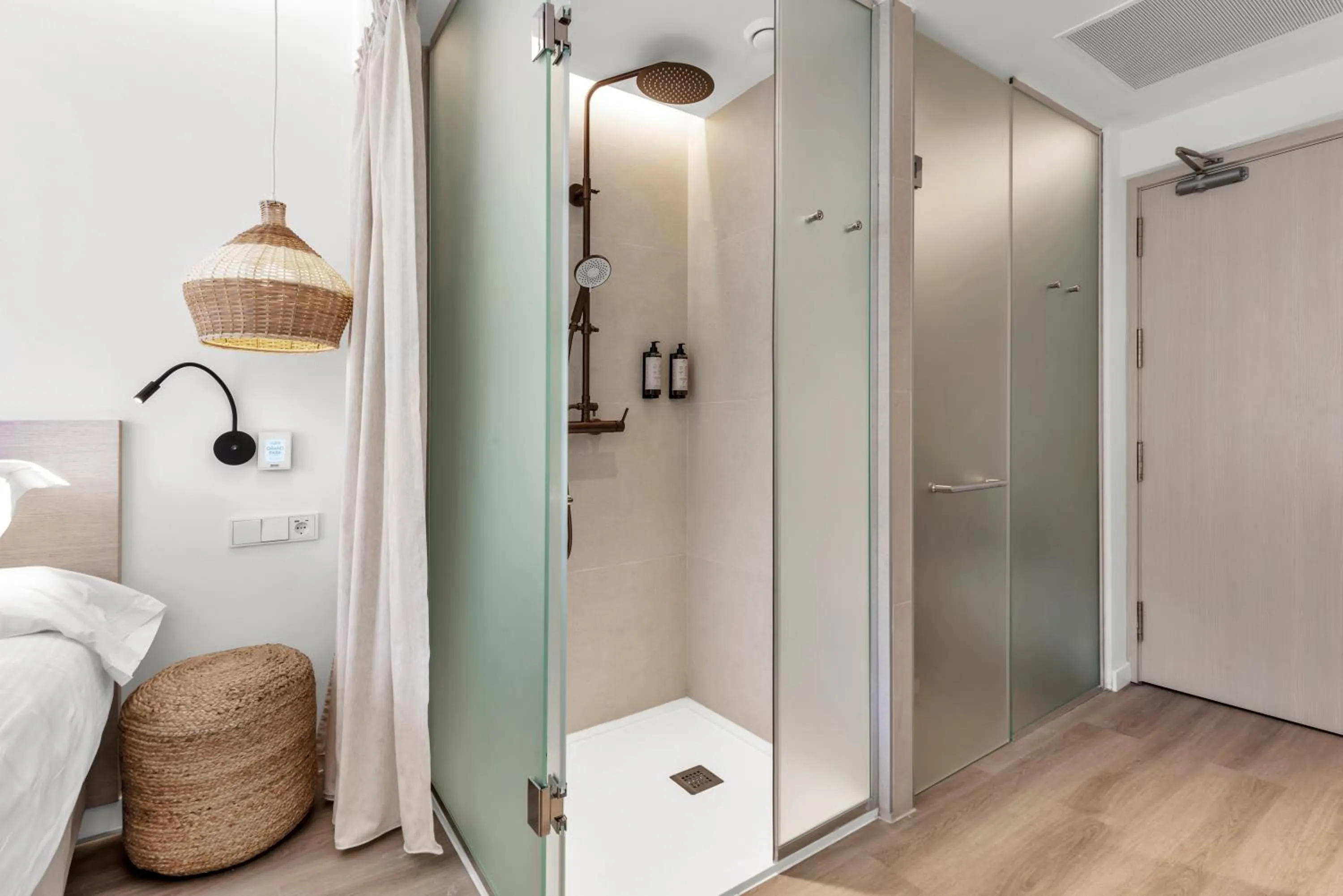 Shower, Bed in Valentin Grand Park Suite Hotel