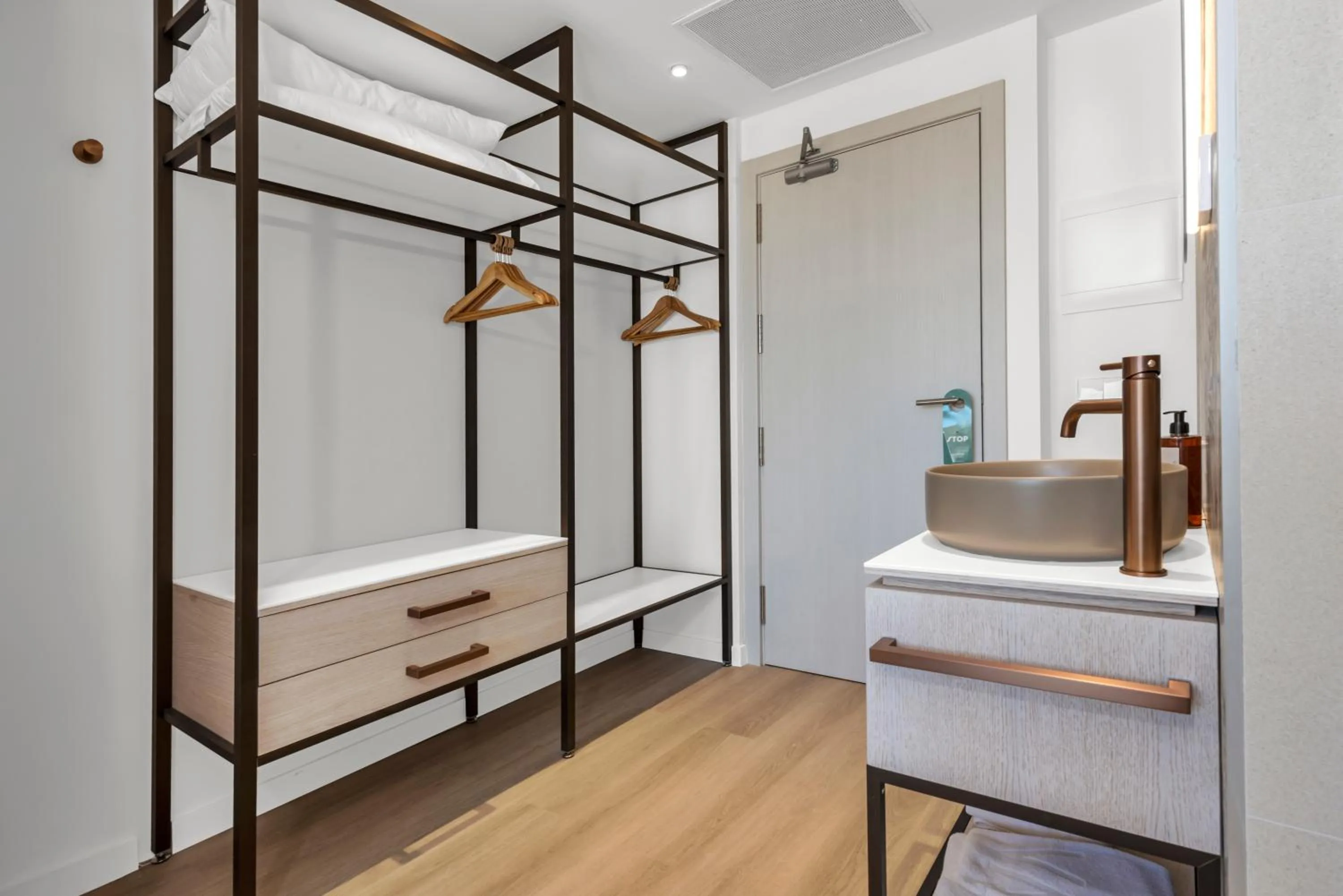 wardrobe, Bed in Valentin Grand Park Suite Hotel