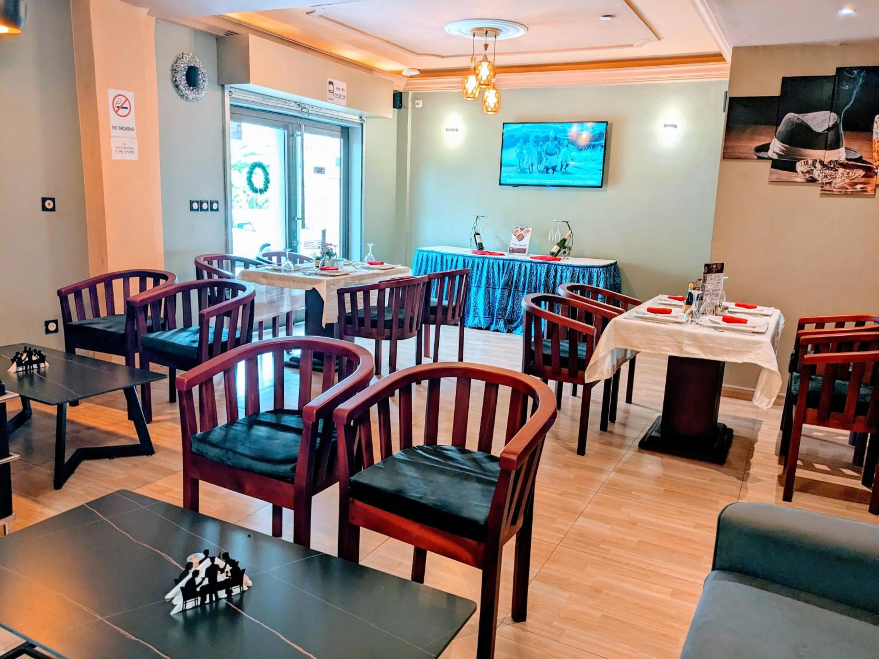 Restaurant/places to eat in ALICIA HOTEL