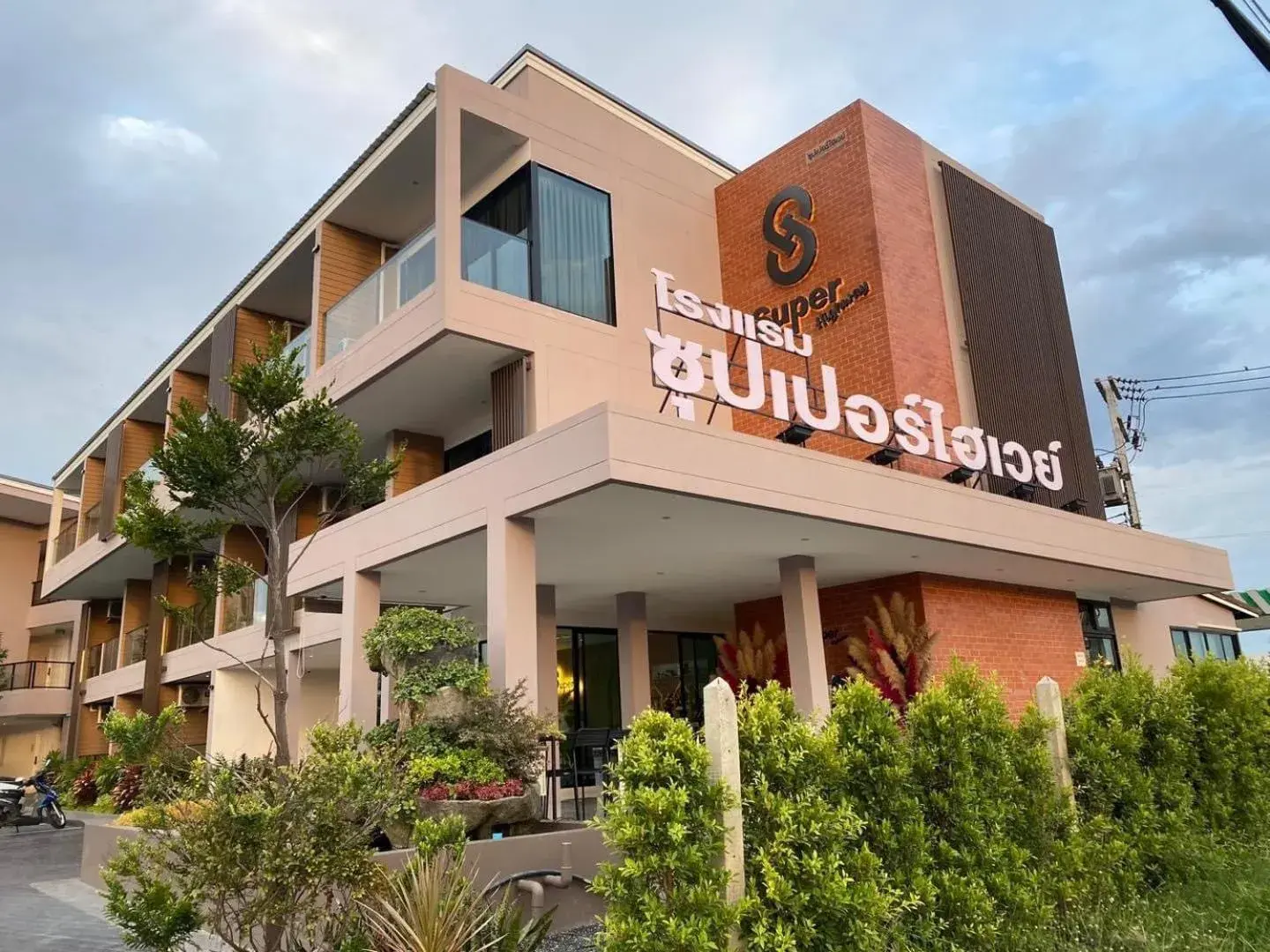 Super Highway Hotel Super Highway Hotel