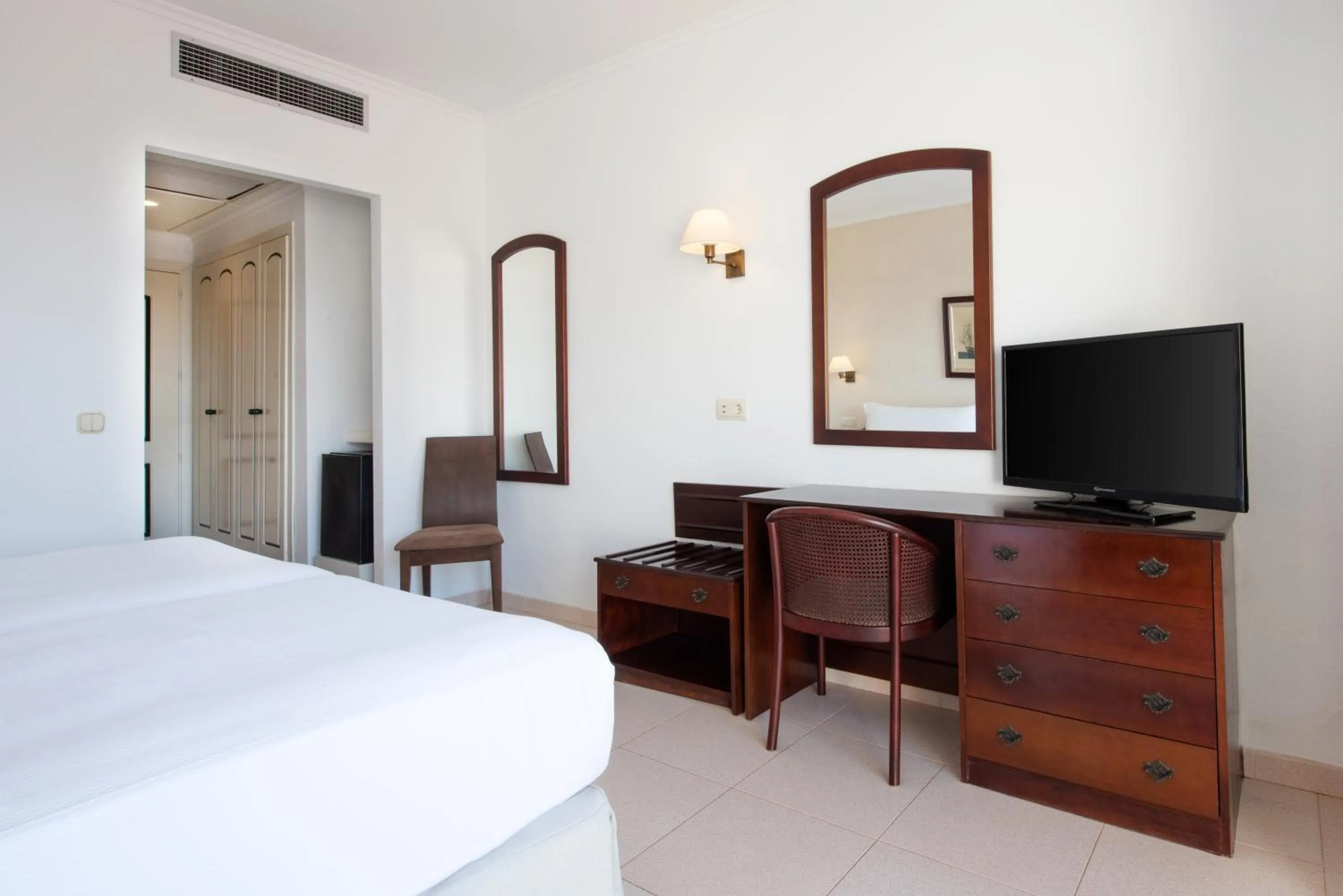 Bedroom, Bed in Valentin Son Bou