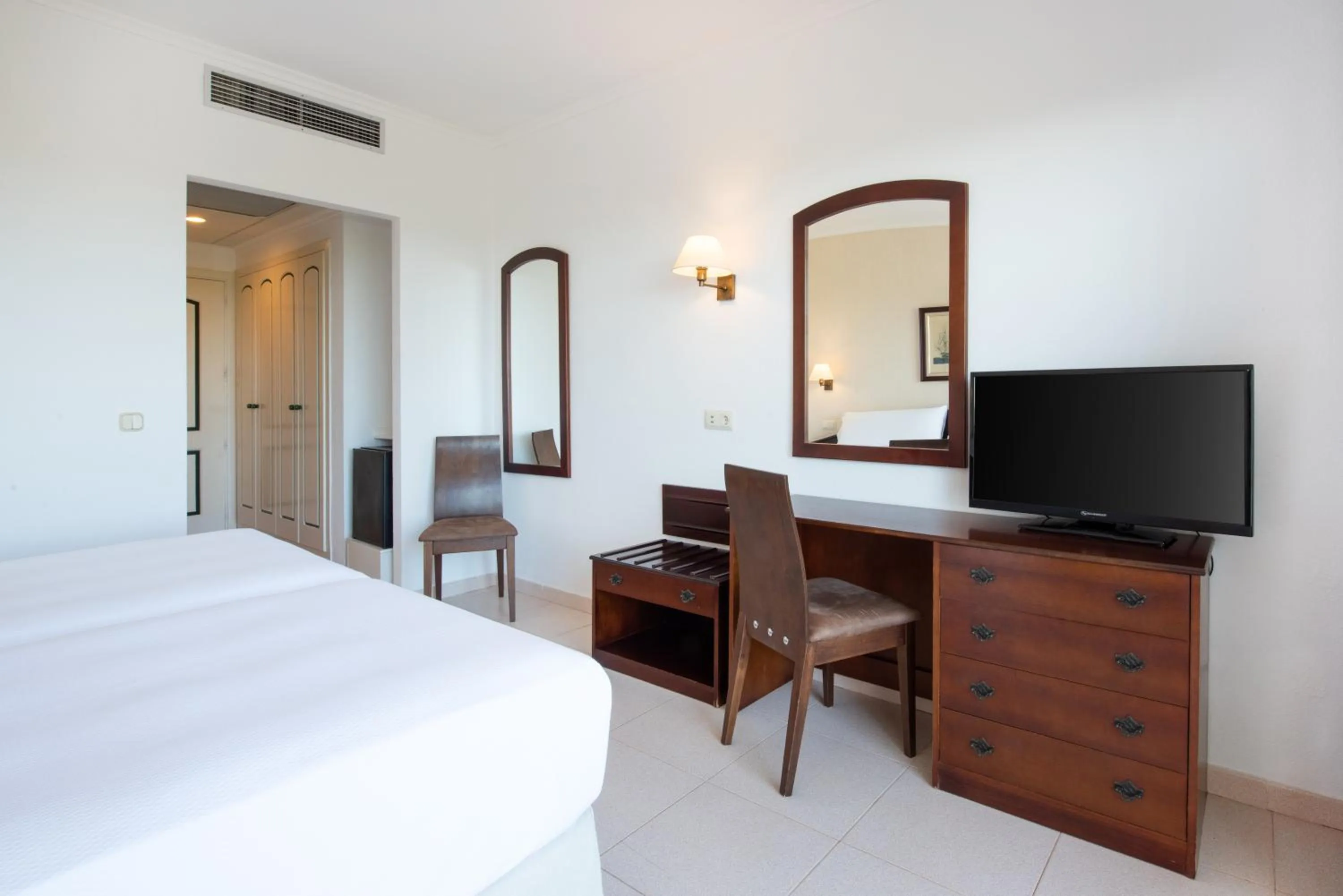 Bedroom, Bed in Valentin Son Bou