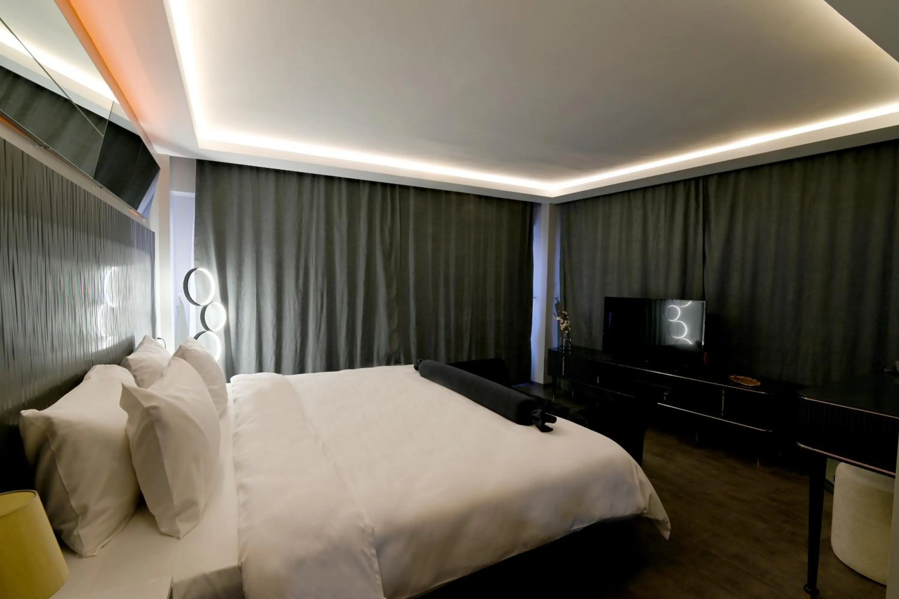 Photo of the whole room, Bed in Via Çırağan Hotel
