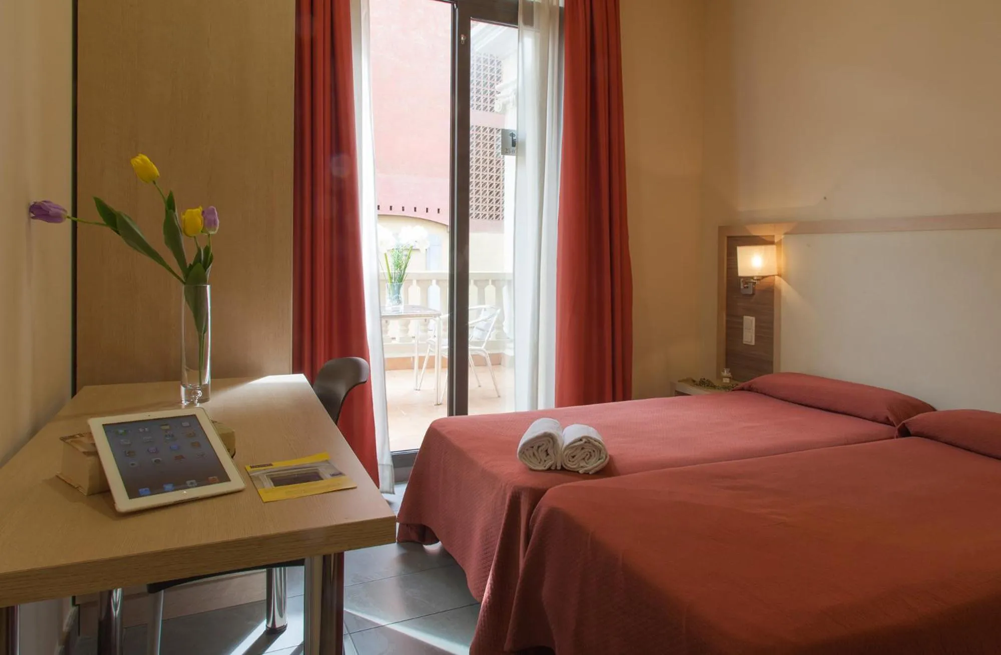 Photo of the whole room, Bed in Residència Erasmus Gracia