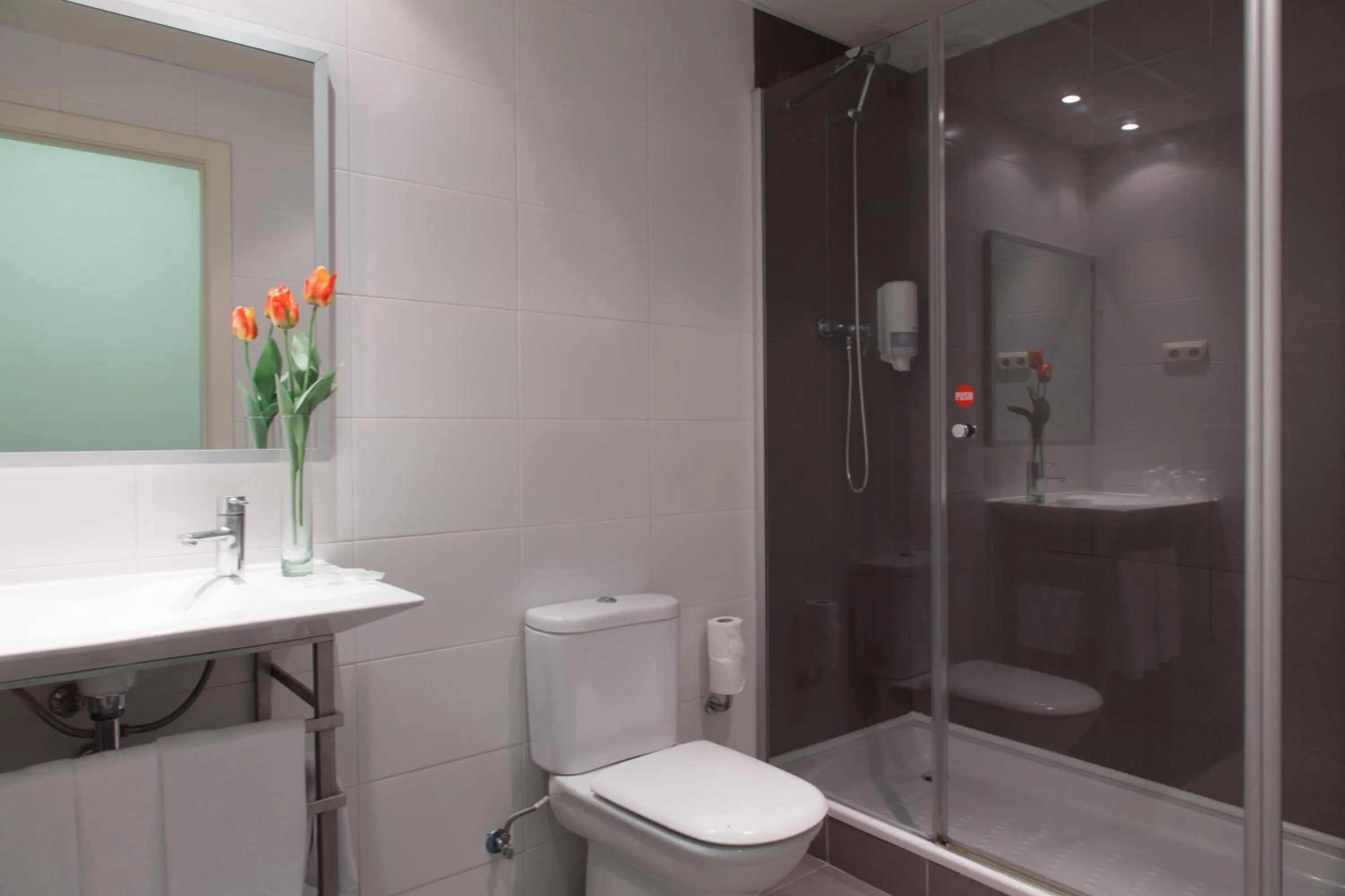 Shower in Residència Erasmus Gracia