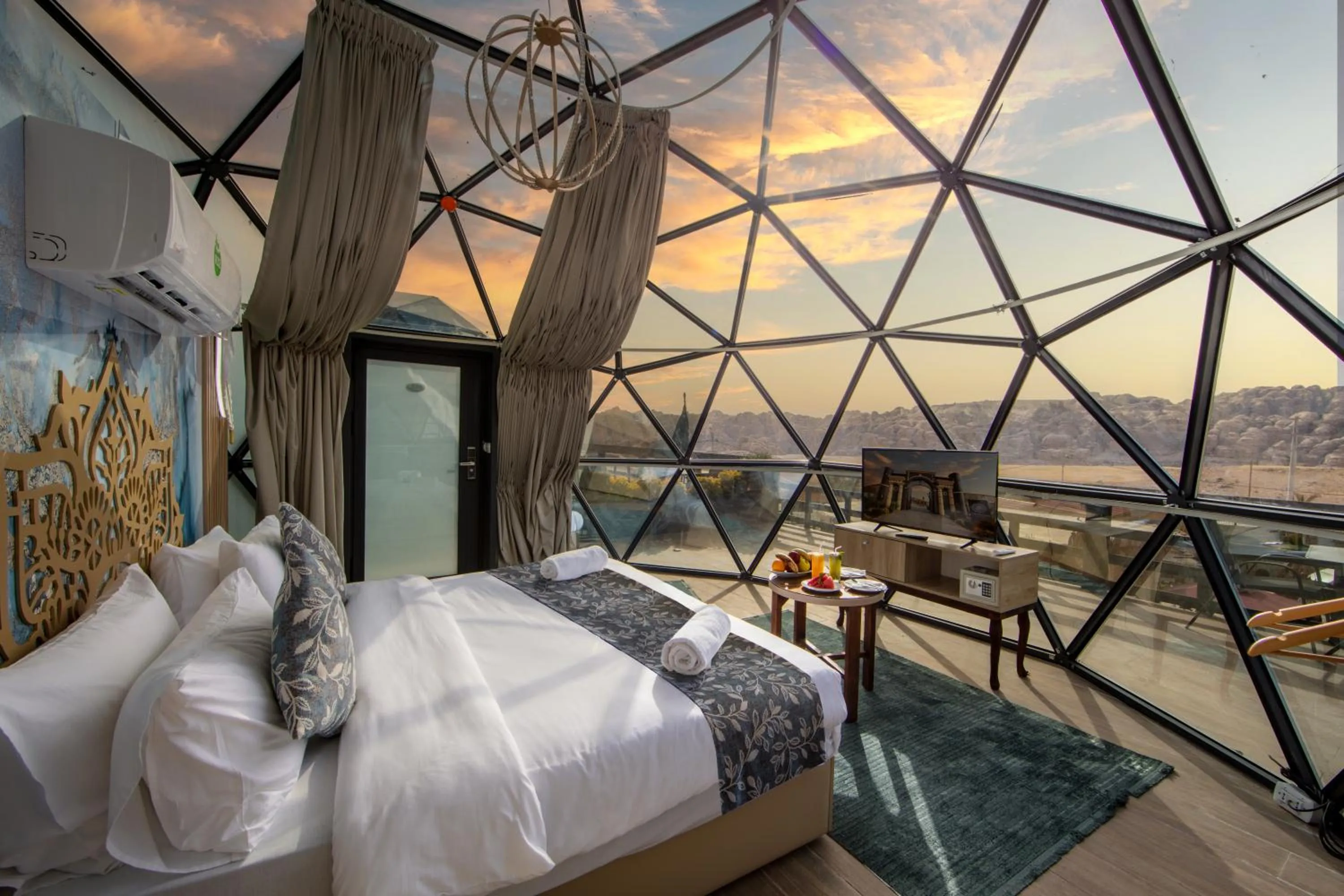 Balcony/Terrace, Bed in Petra Seasons luxury Resort