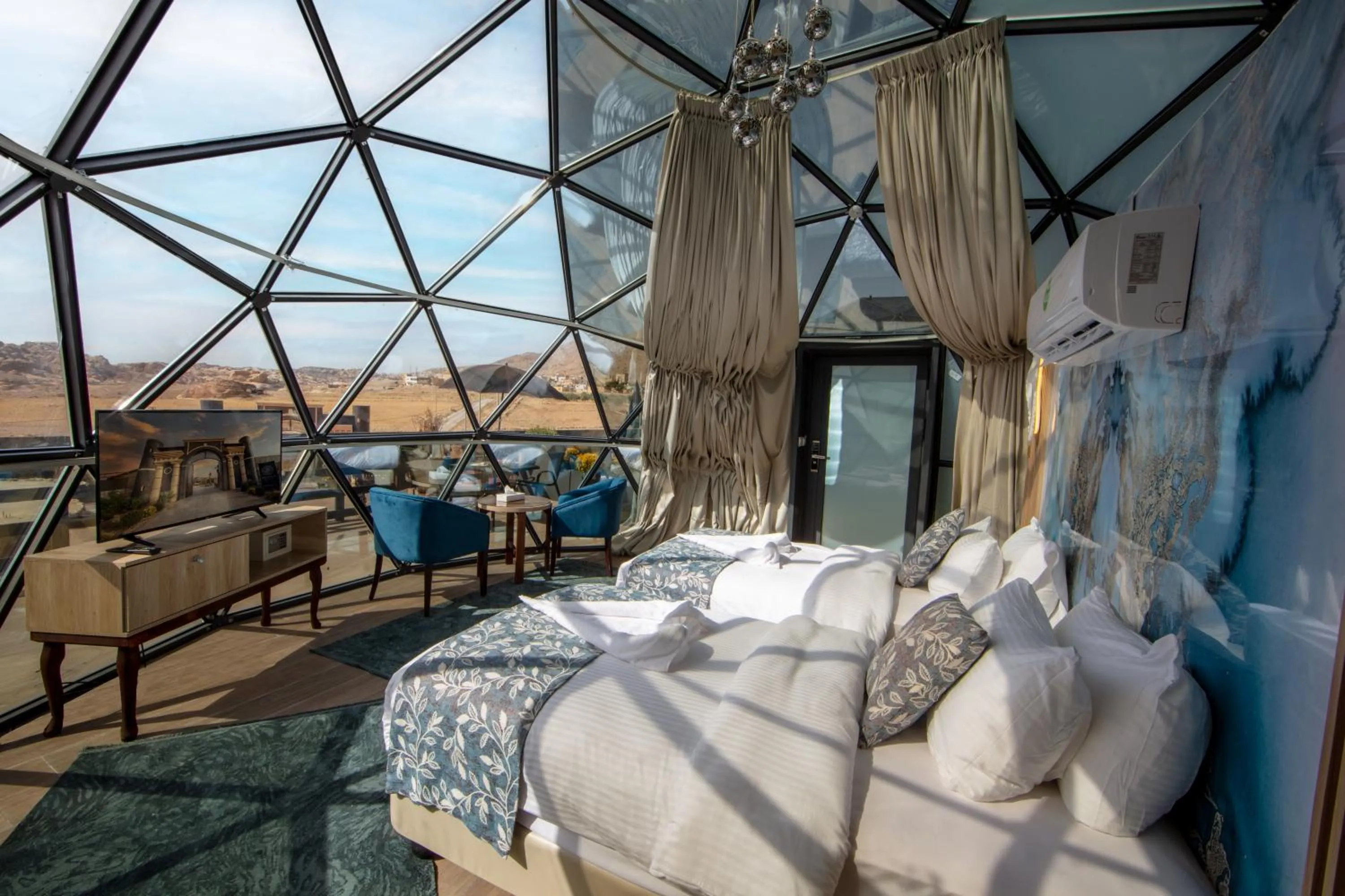 View (from property/room), Bed in Petra Seasons luxury Resort