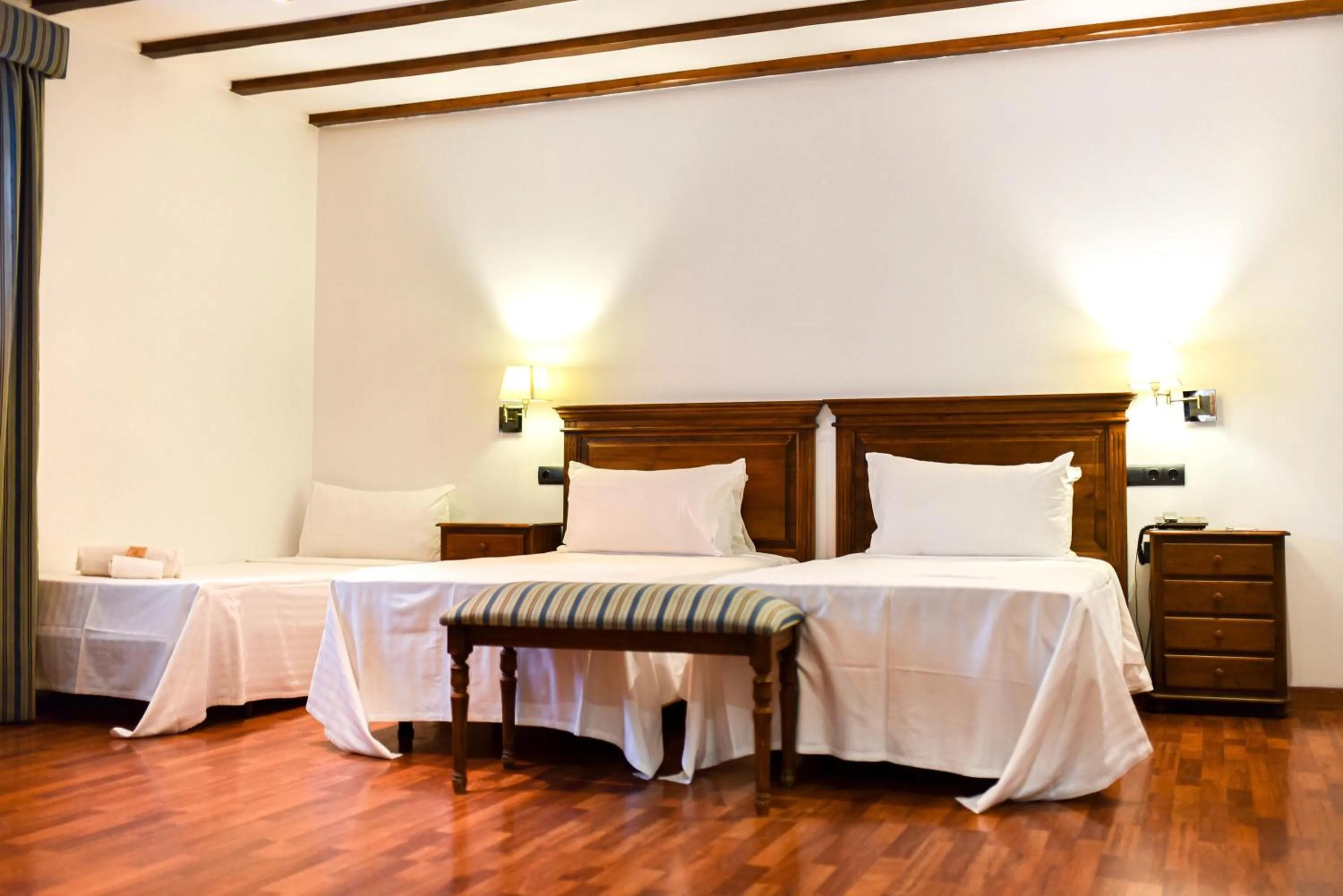 Photo of the whole room, Bed in ALEGRIA Bodega Real