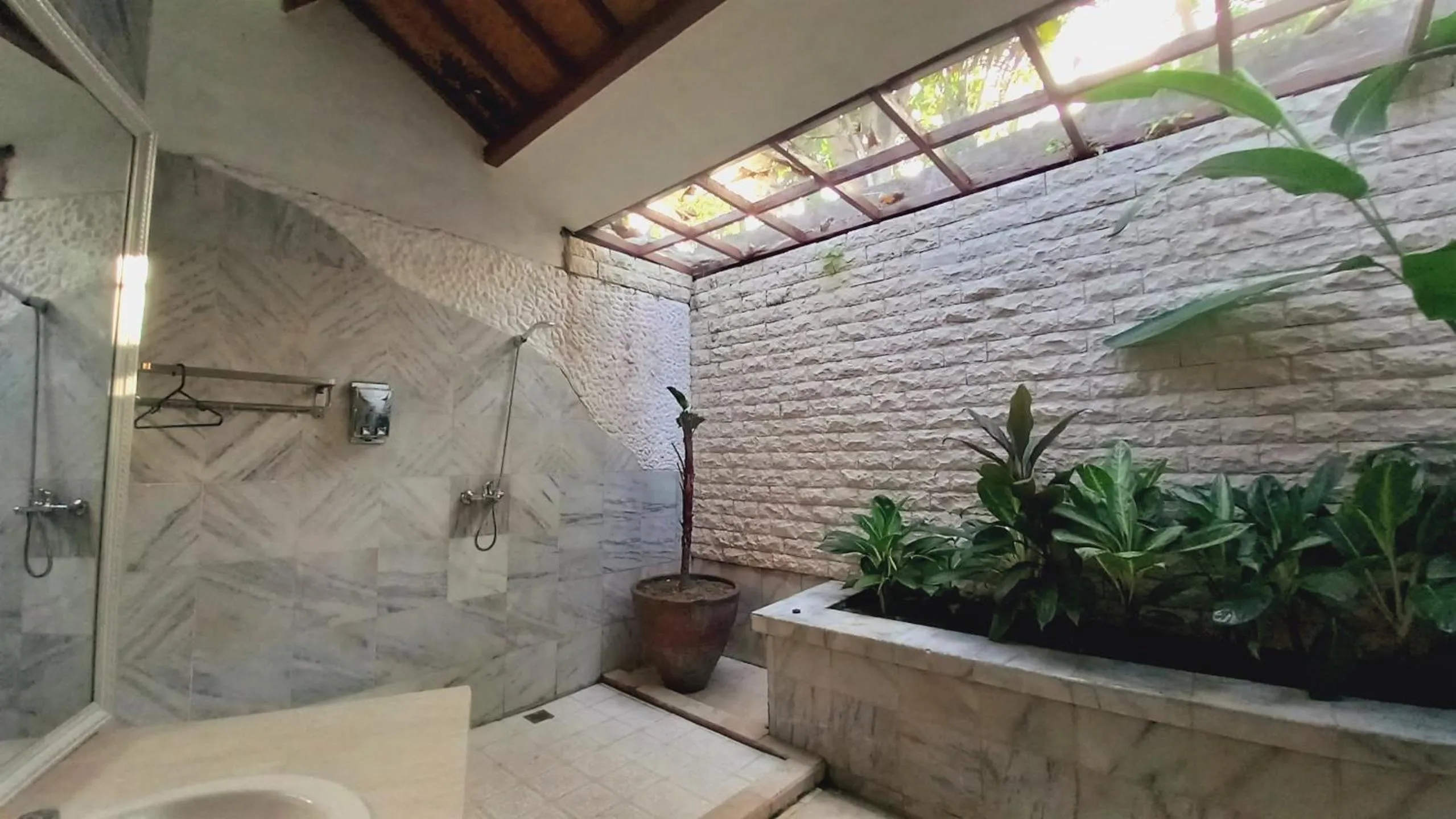 Shower in Matahari Inn Kuta Lombok