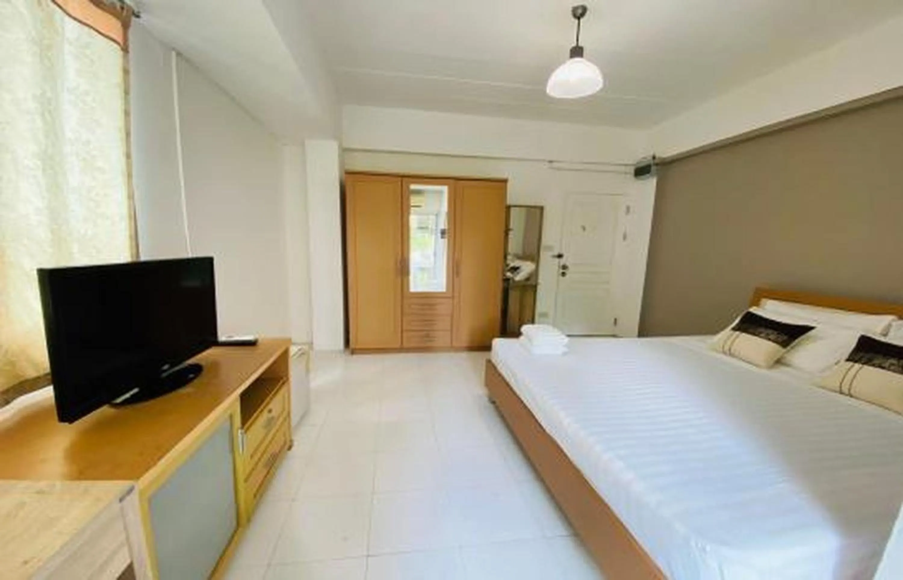 Photo of the whole room, Bed in Grandview Place