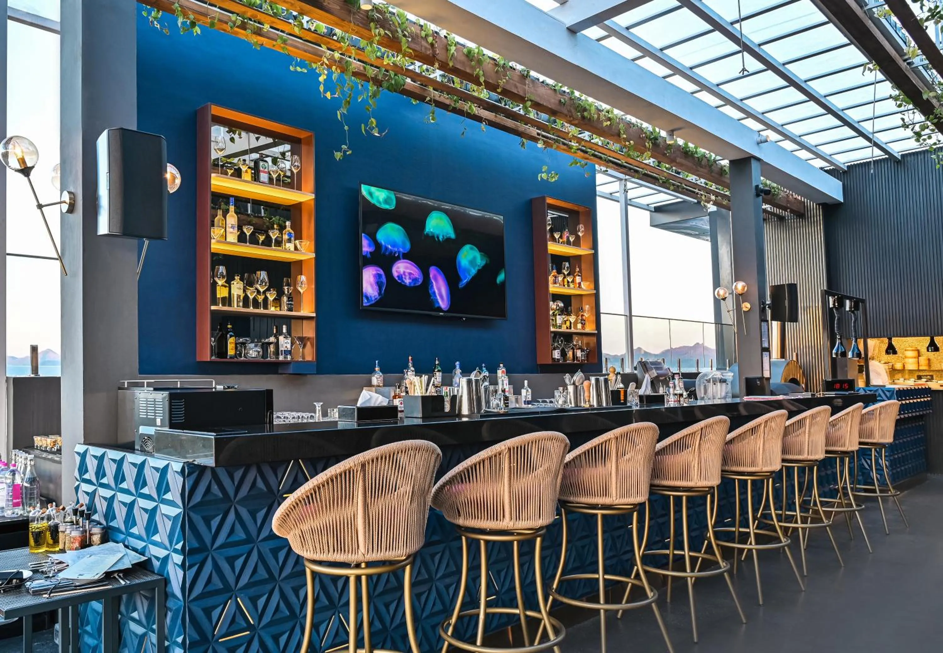 Lounge or bar in Parallel Hotel Udaipur, a member of Radisson Individuals