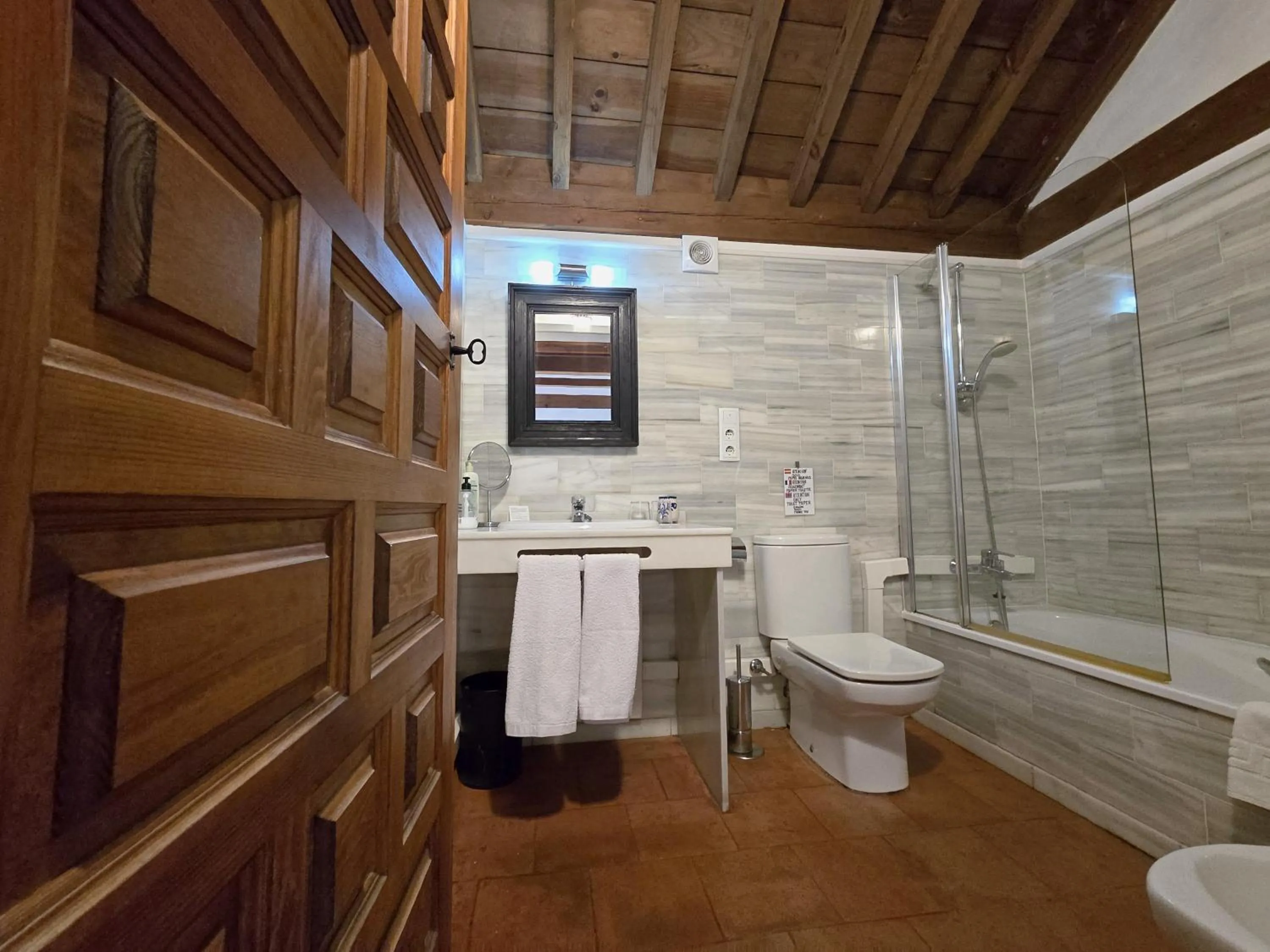 Toilet in Hotel Santa Isabel La Real