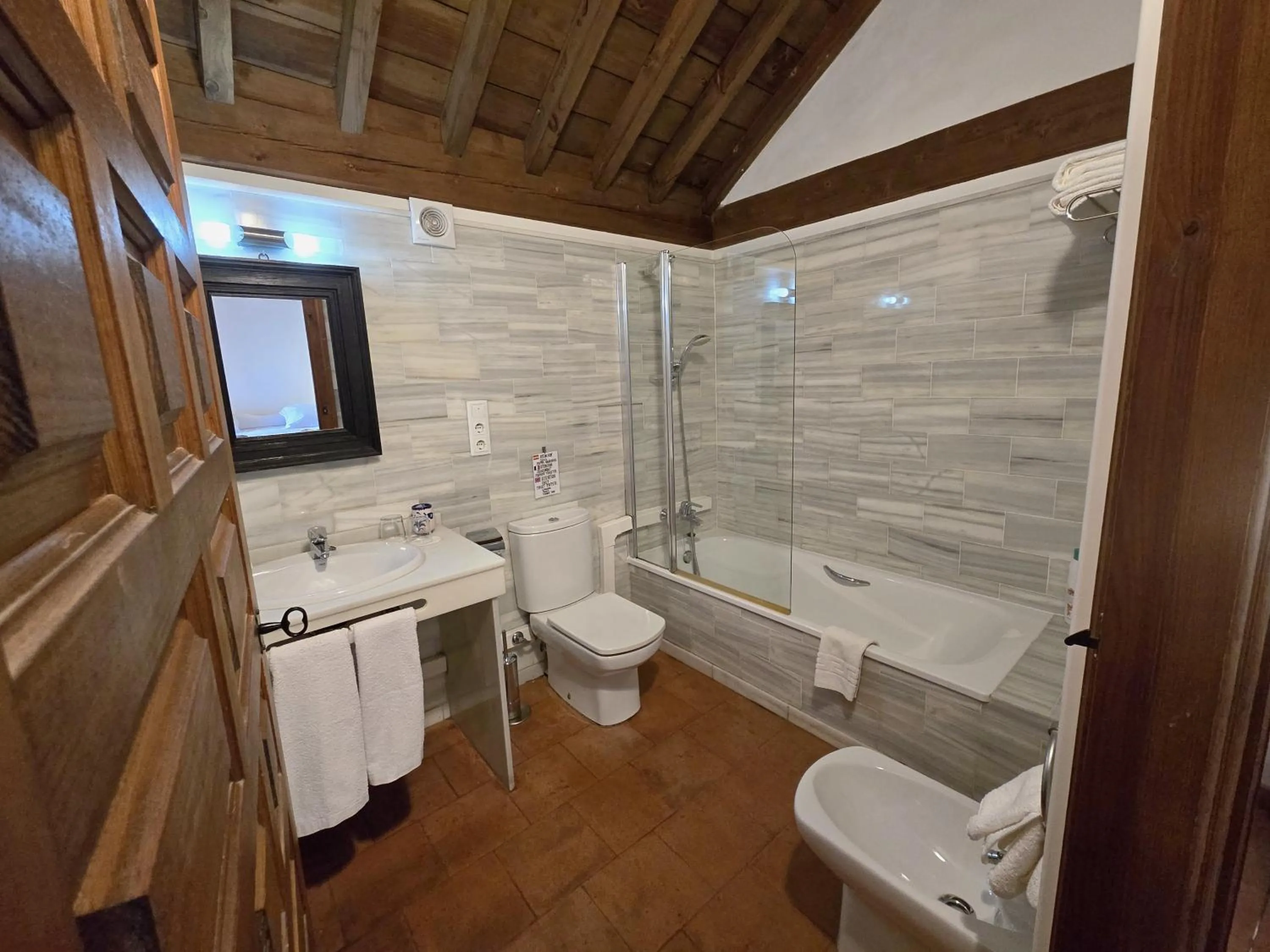 Toilet in Hotel Santa Isabel La Real