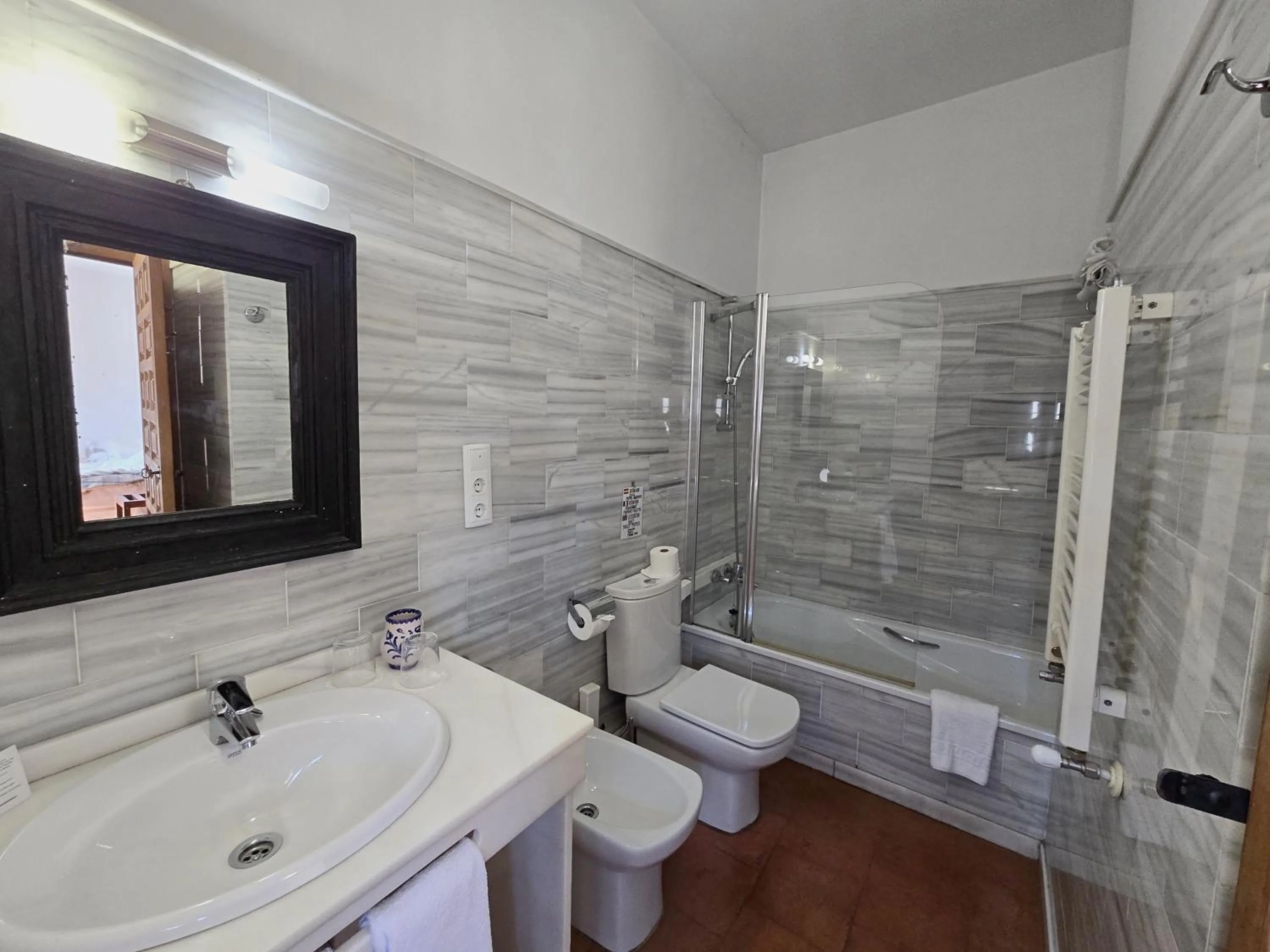 Toilet in Hotel Santa Isabel La Real