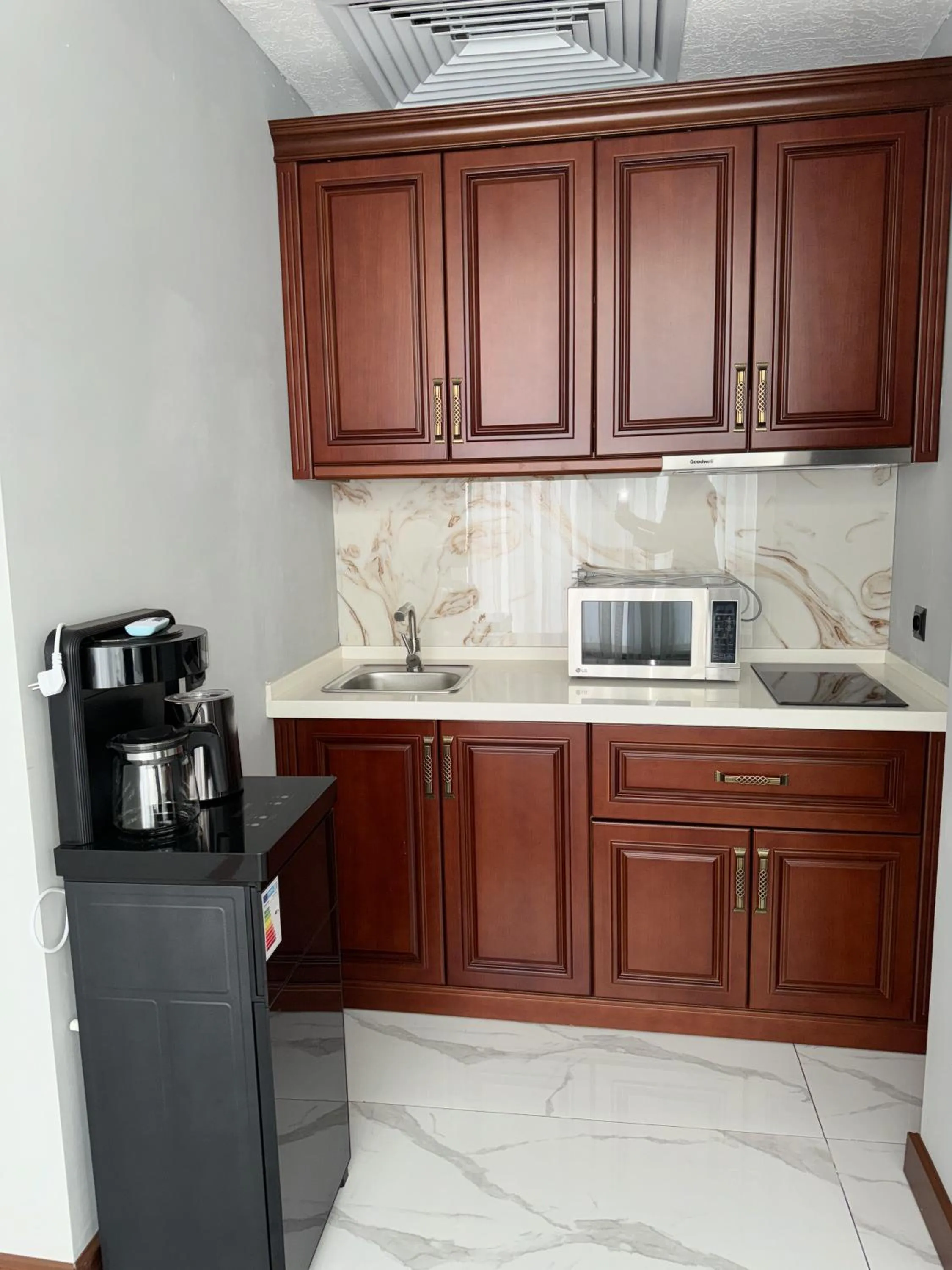 kitchen in Mir Luxe Plaza
