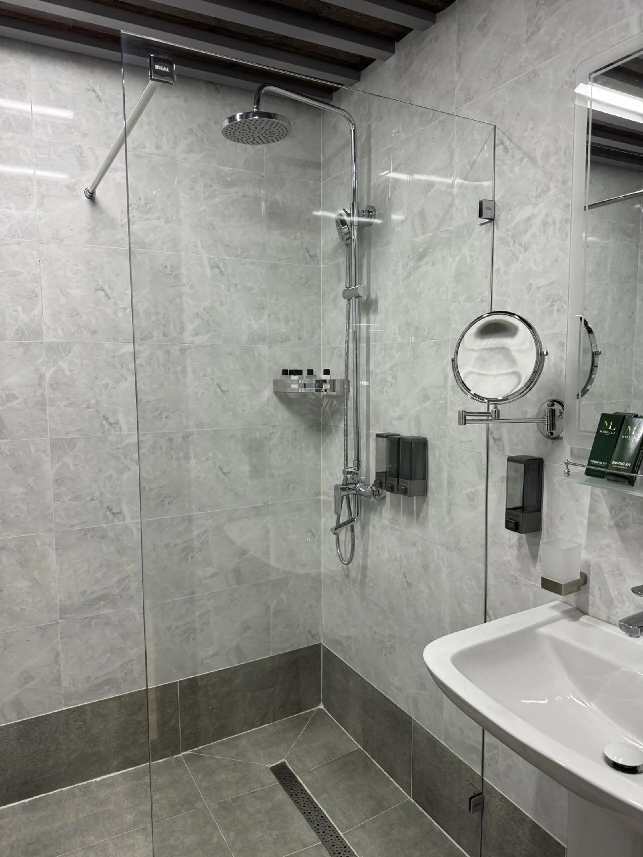 Shower in Mir Luxe Plaza