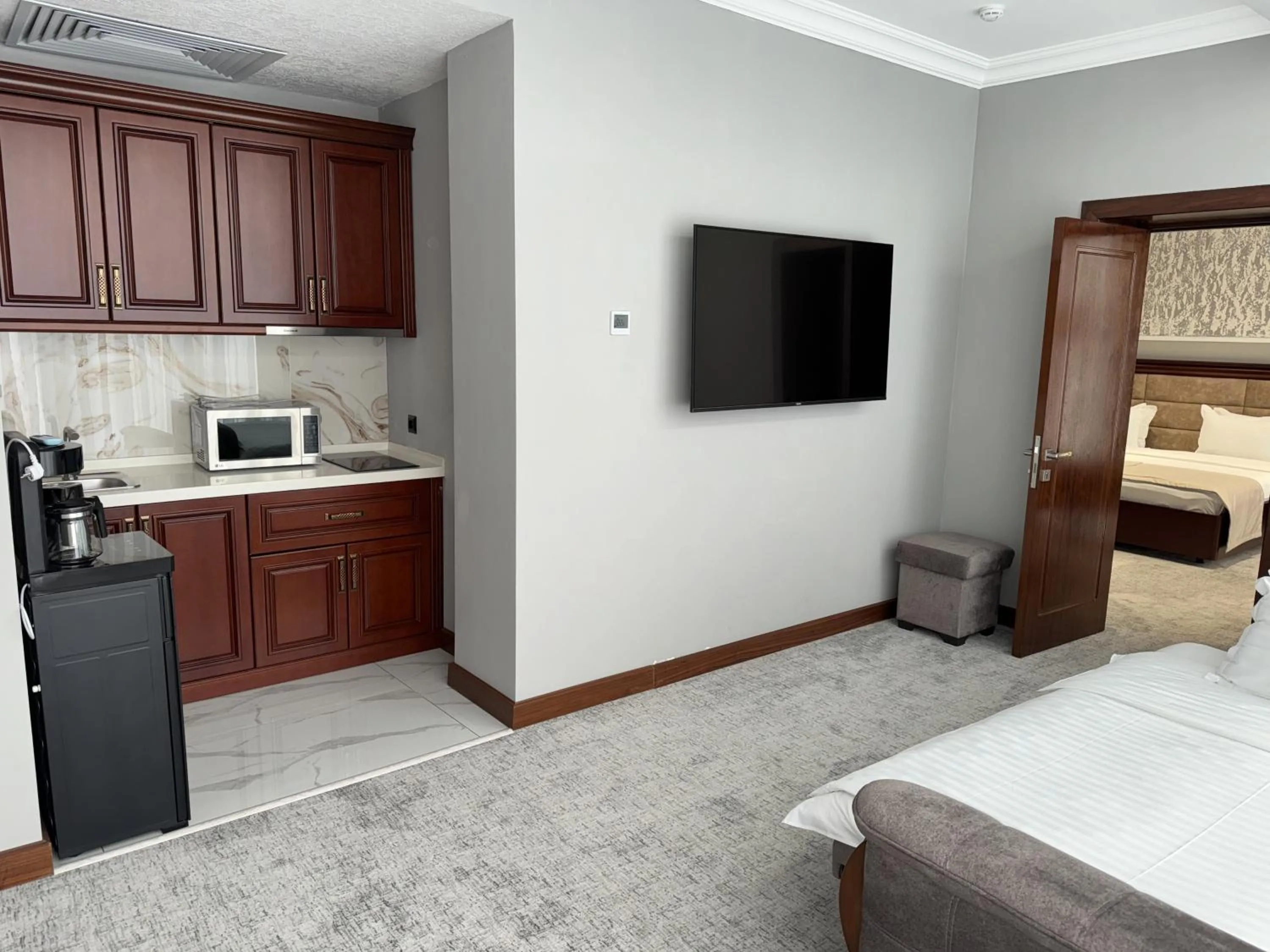 Kitchen or kitchenette, Bed in Mir Luxe Plaza