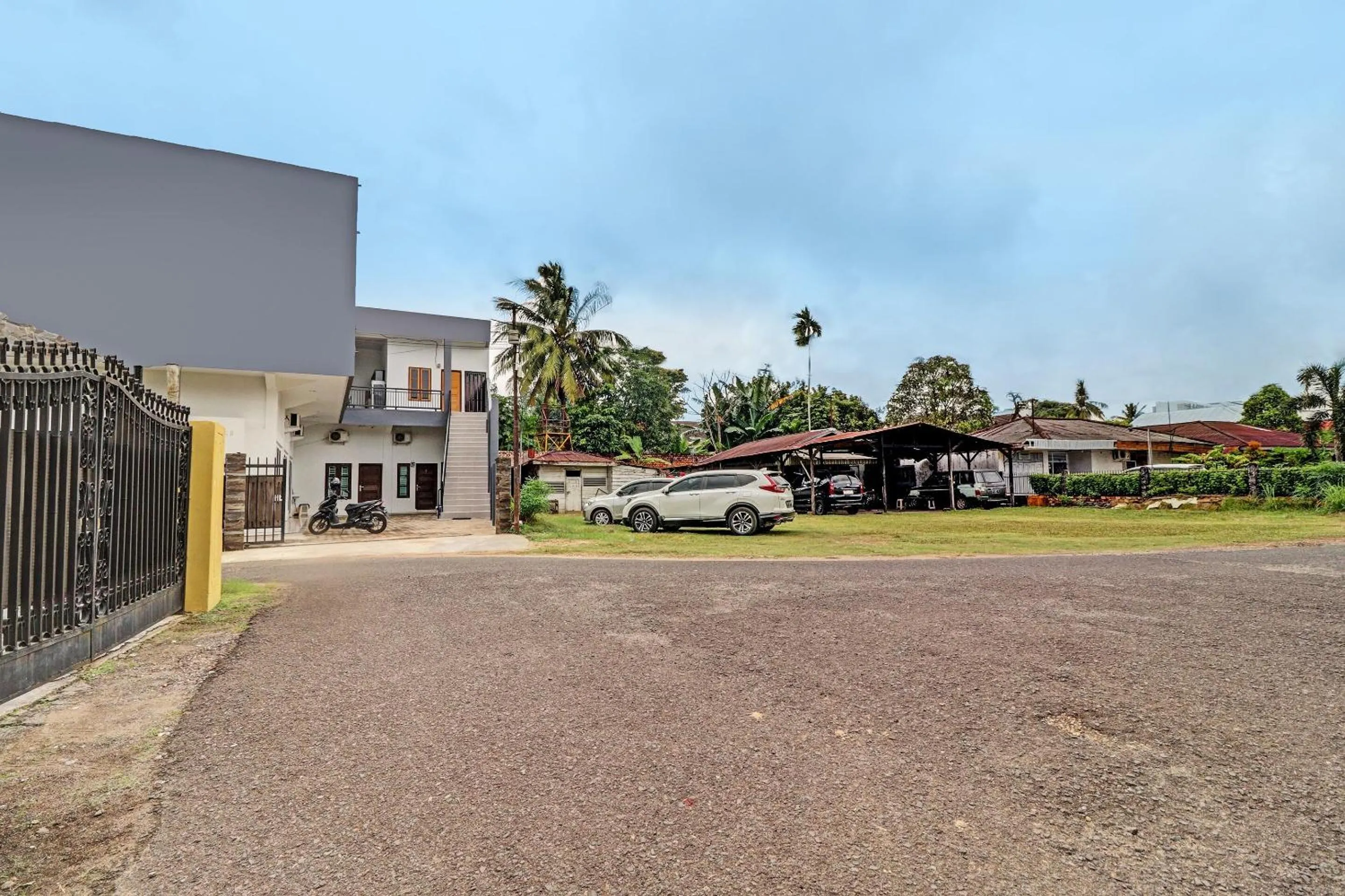 Facade/entrance in OYO 92057 Reny Kost Syariah