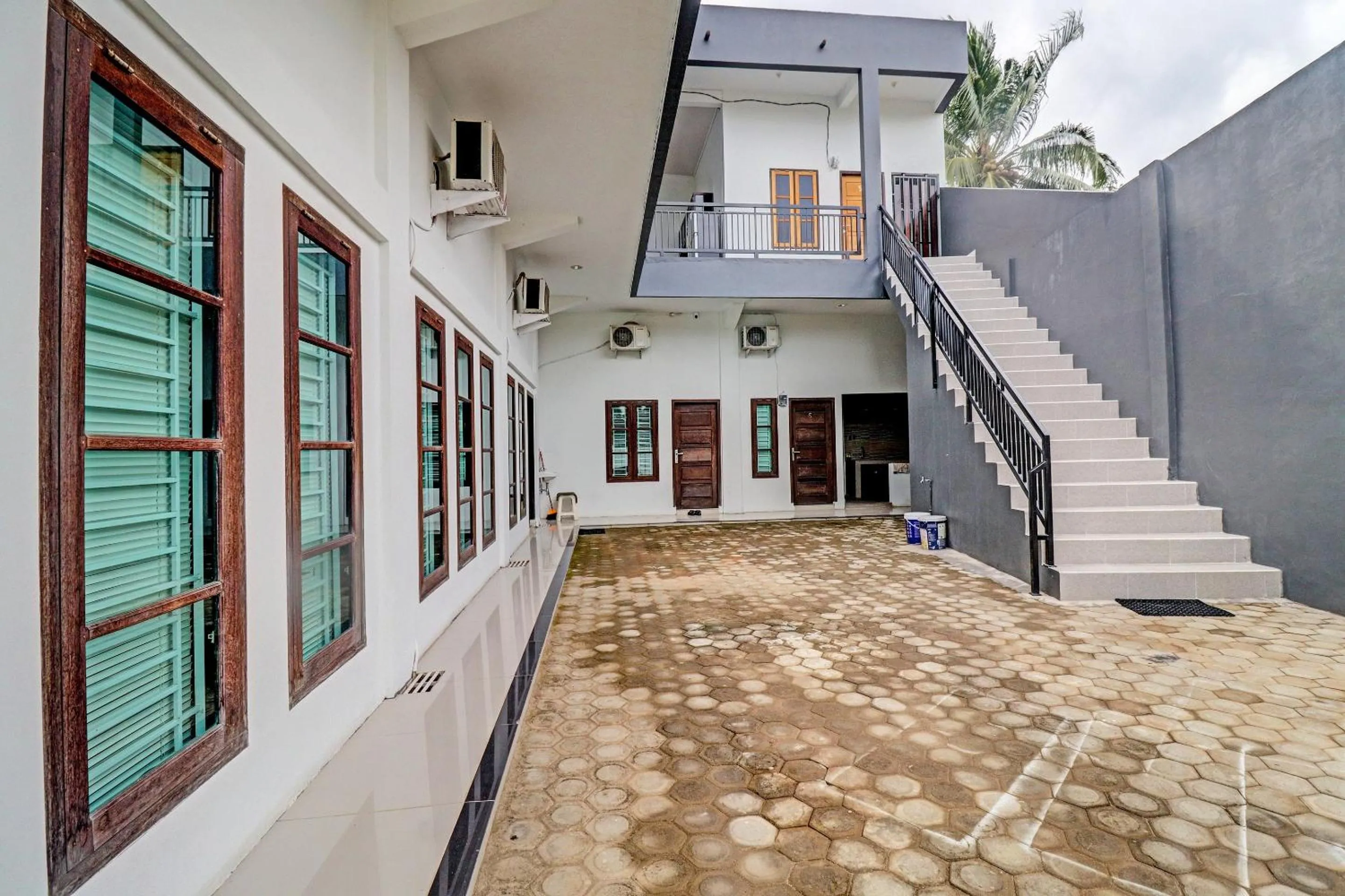 OYO 92057 Reny Kost Syariah