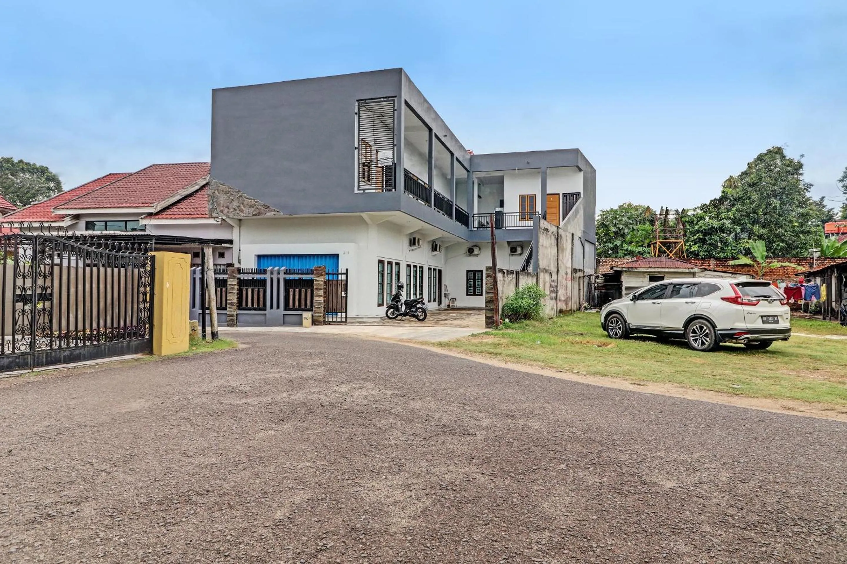 Facade/entrance in OYO 92057 Reny Kost Syariah