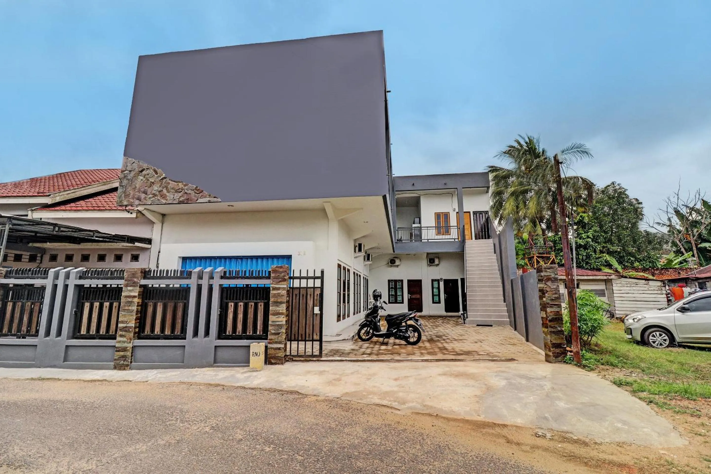 Facade/entrance in OYO 92057 Reny Kost Syariah