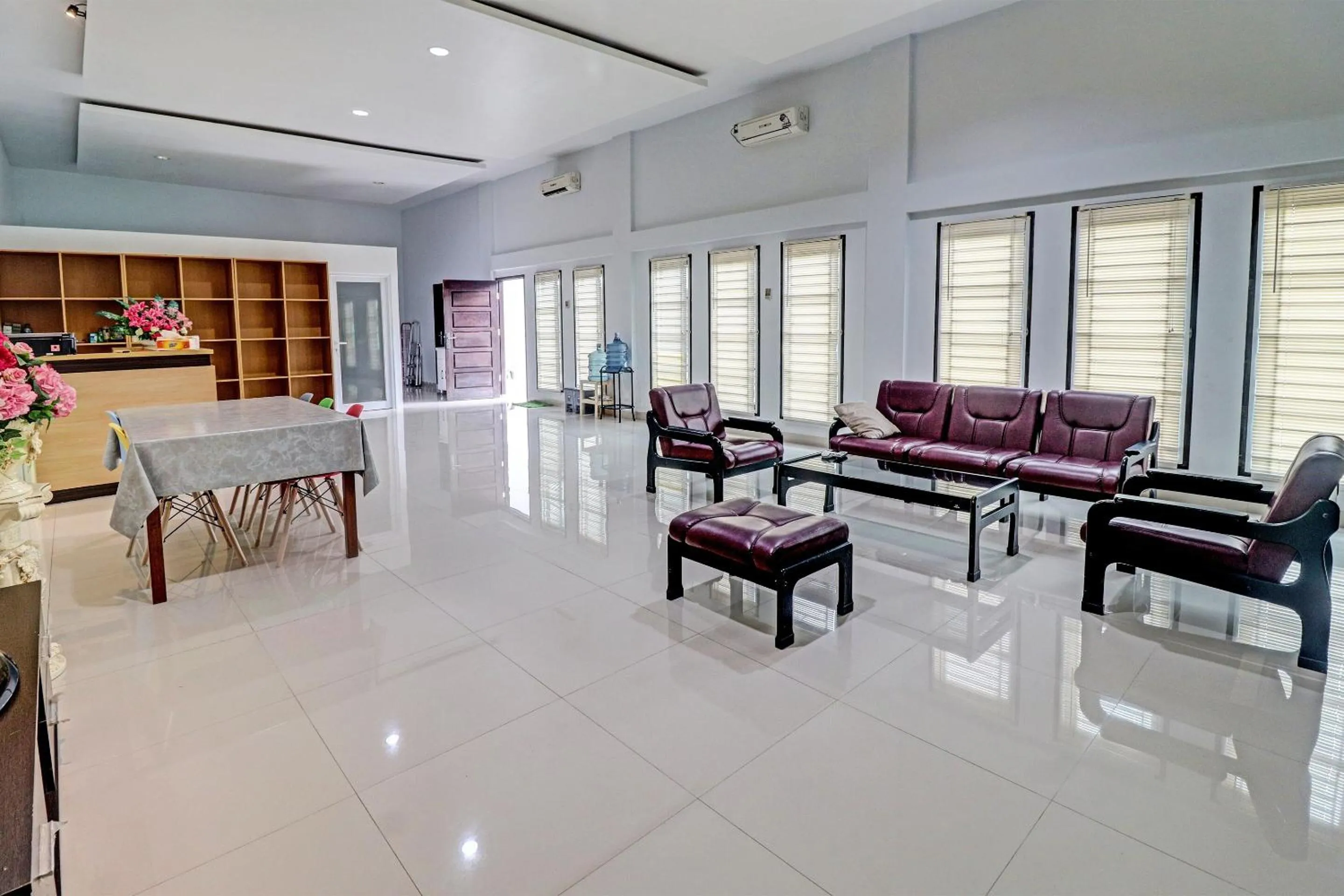 Lobby or reception in OYO 92057 Reny Kost Syariah