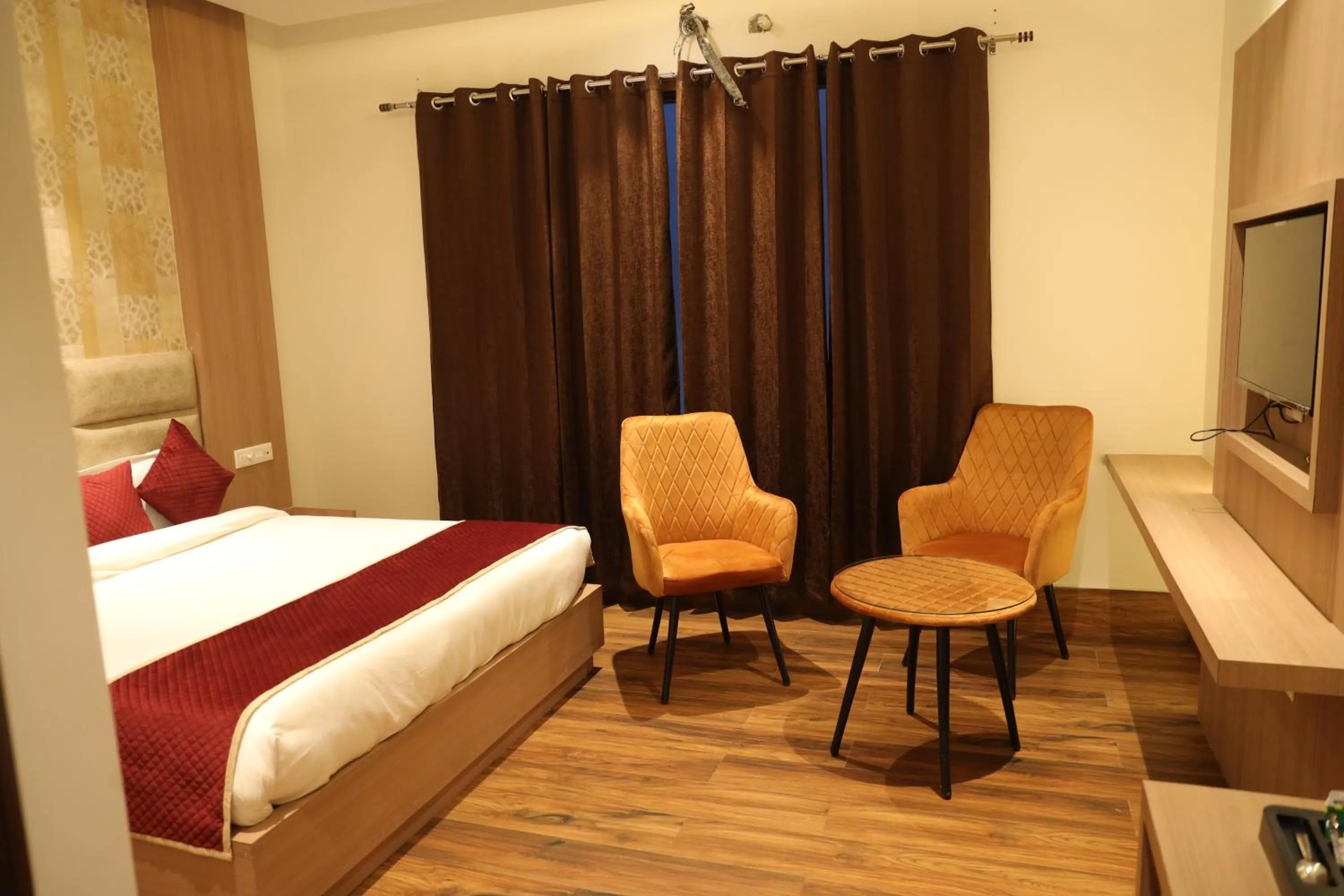 TV and multimedia, Bed in Hotel Crown Savoy, Near Railway Station & GURU NANAK DEV UNIVERSITY