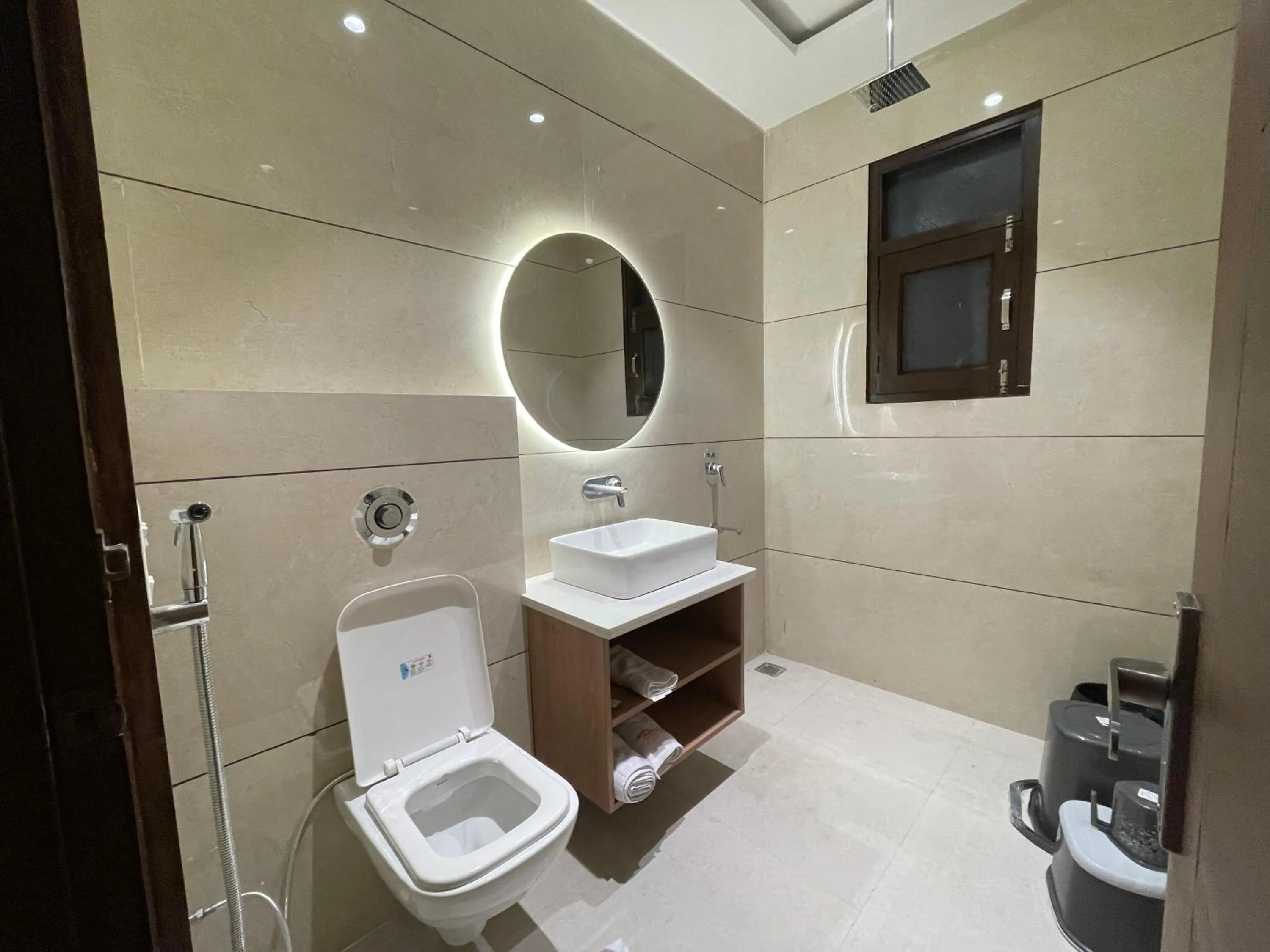 Bathroom in Hotel Crown Savoy, Near Railway Station & GURU NANAK DEV UNIVERSITY