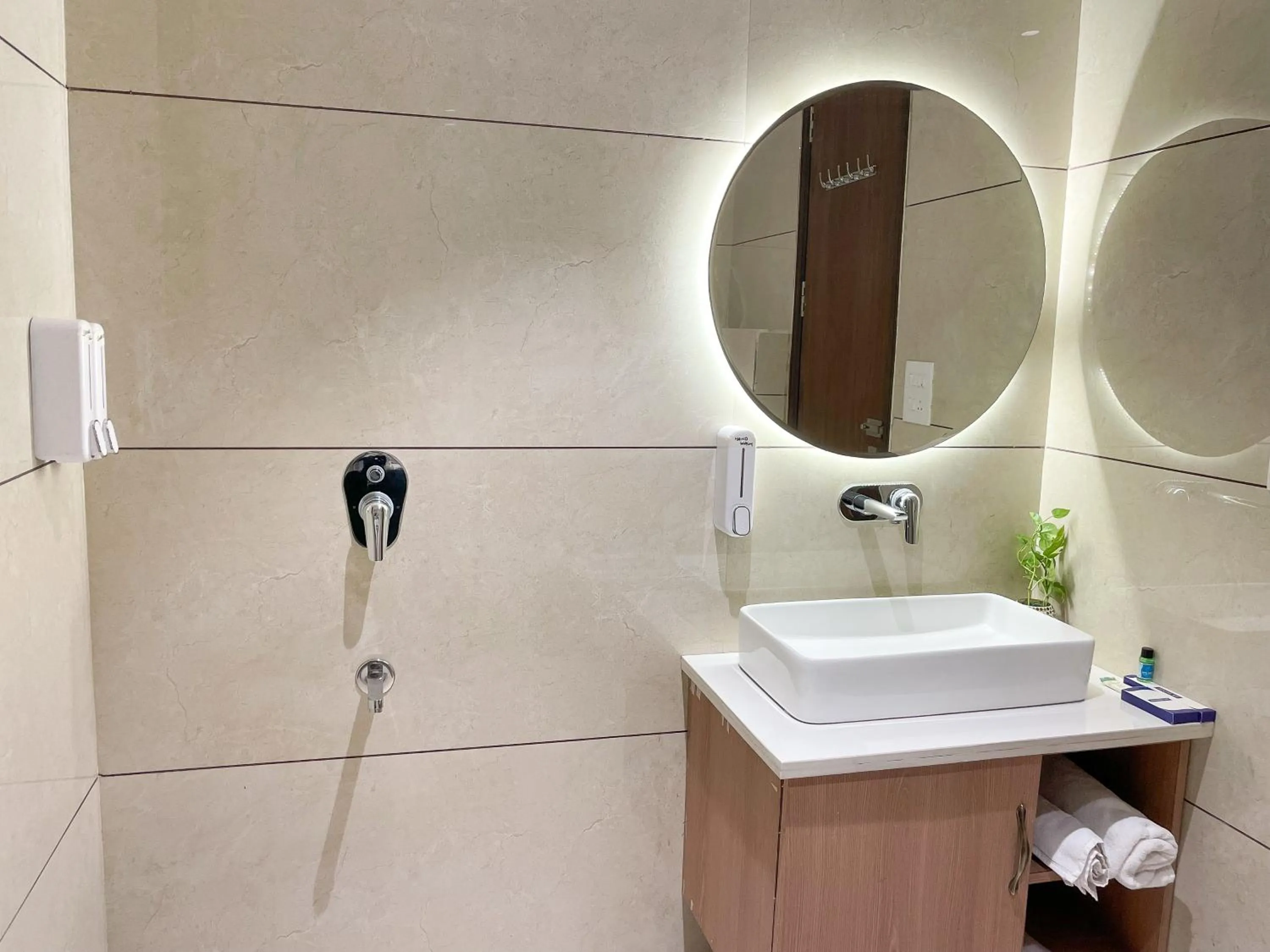 Bathroom in Hotel Crown Savoy, Near Railway Station & GURU NANAK DEV UNIVERSITY