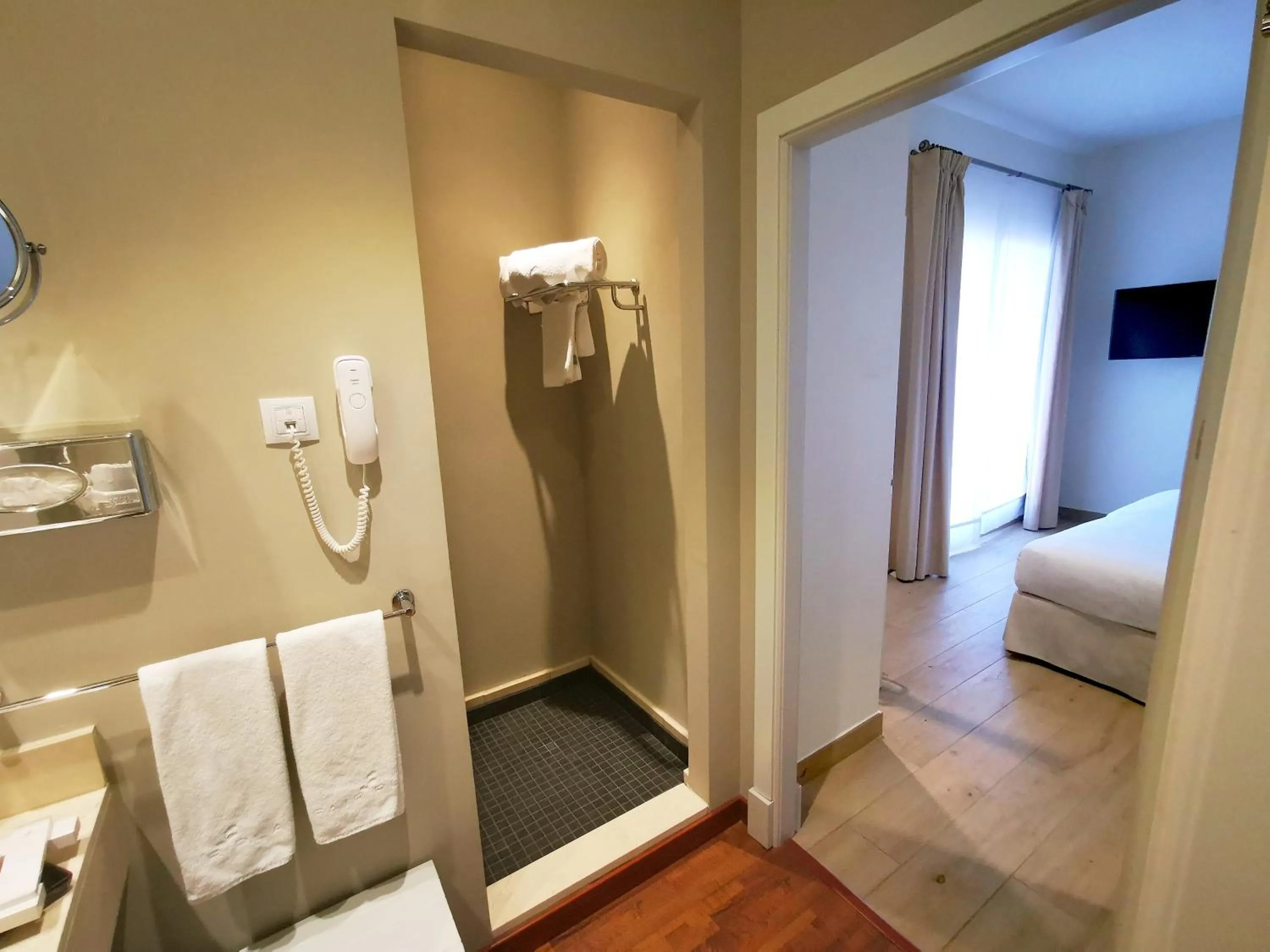 Bathroom, Bed in Fairplay Golf & Spa Resort - by Grupo Tribu