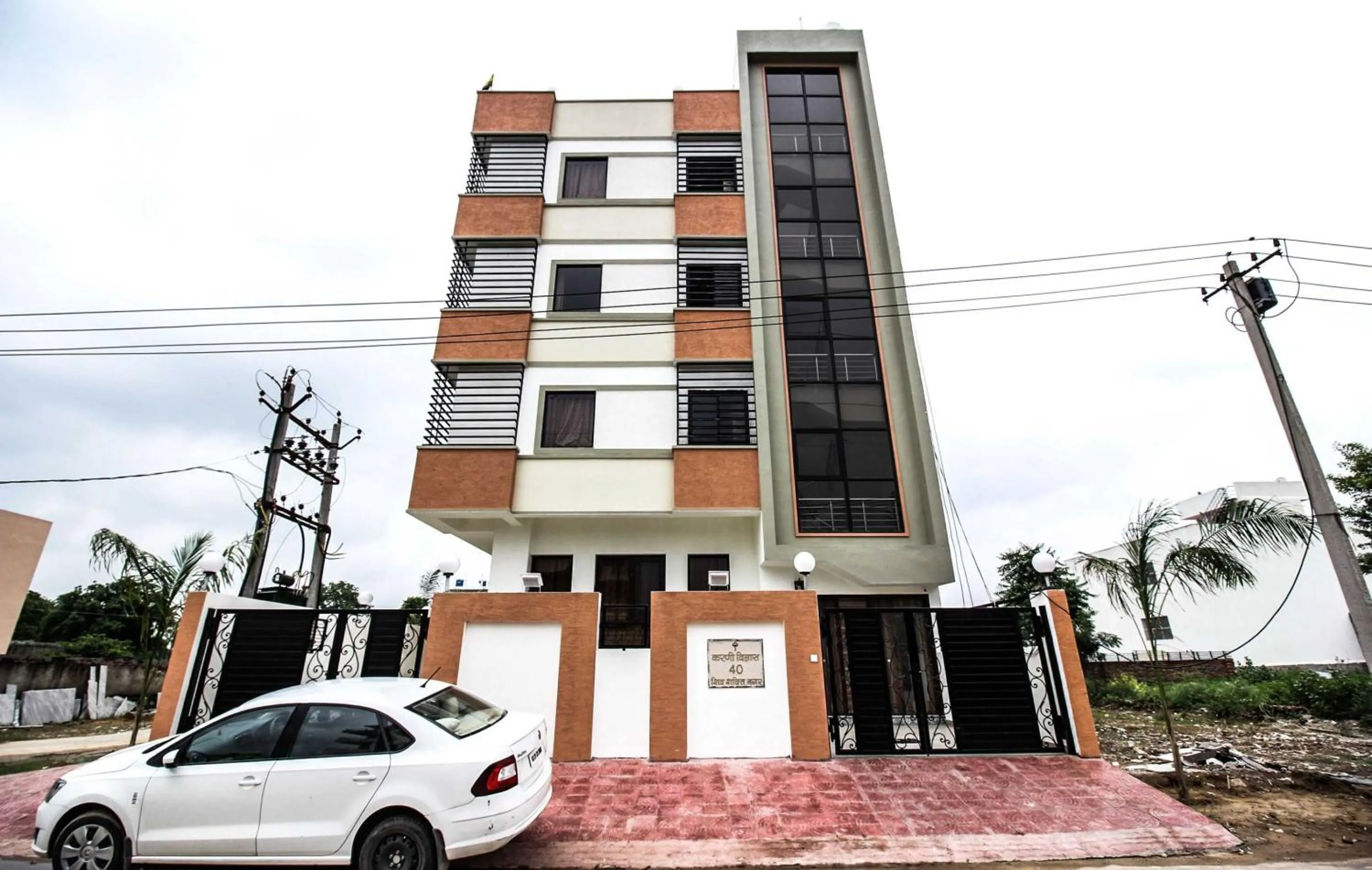 Facade/entrance in Hotel Karni Vilas