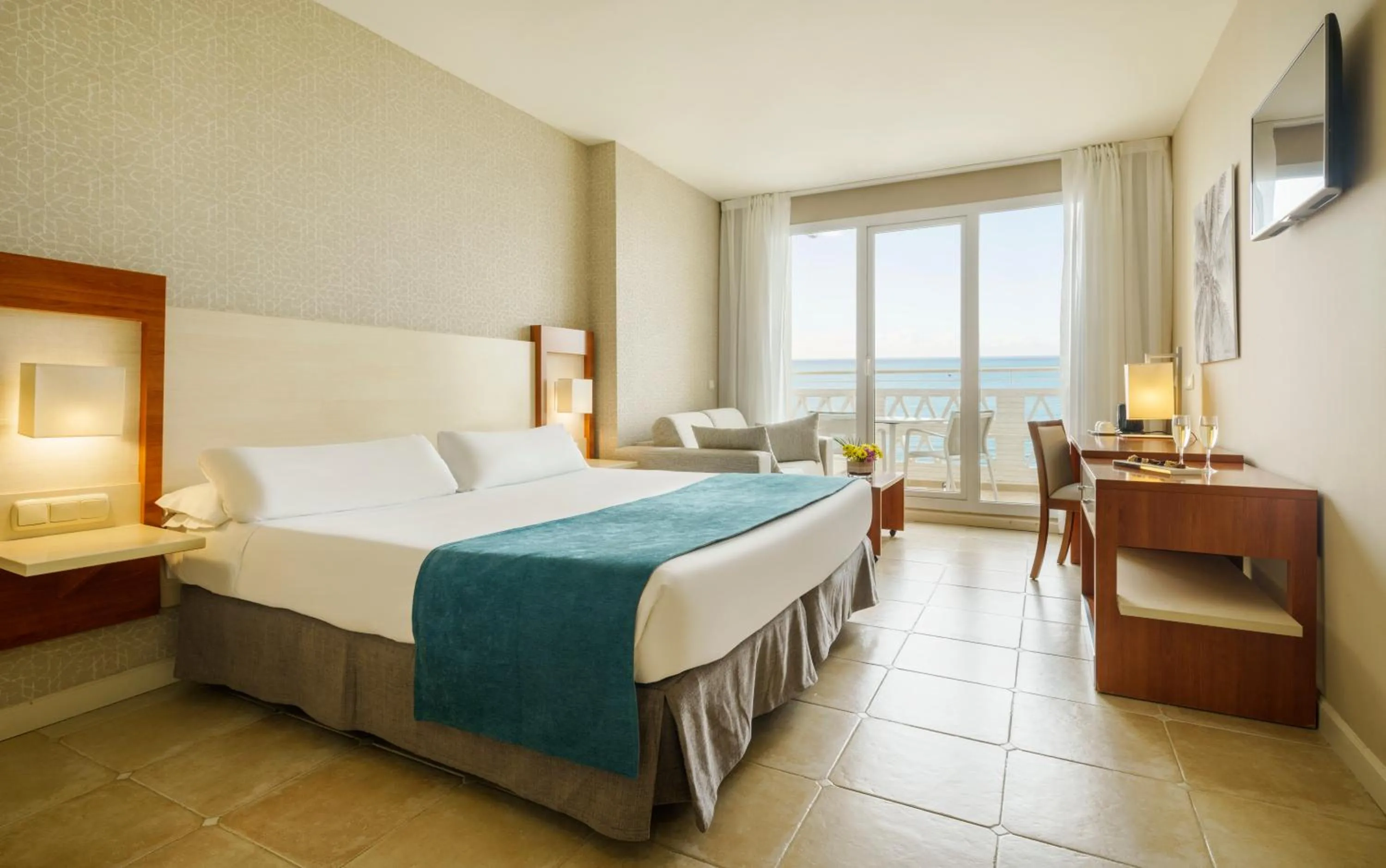 Sea view, Bed in Ilunion Fuengirola