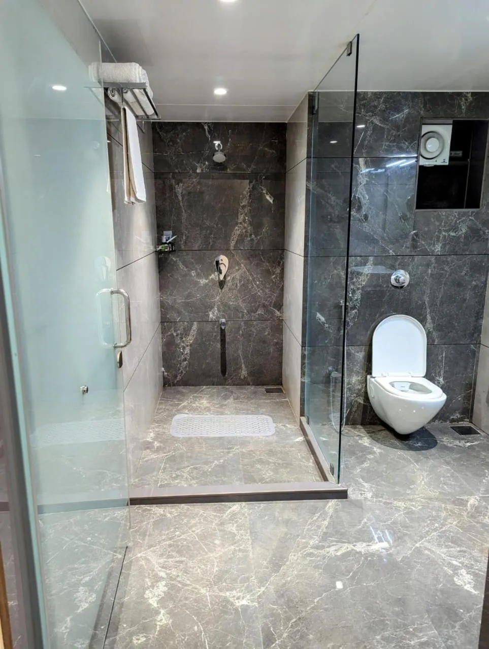 Bathroom in Hotel Red Chillee Restro