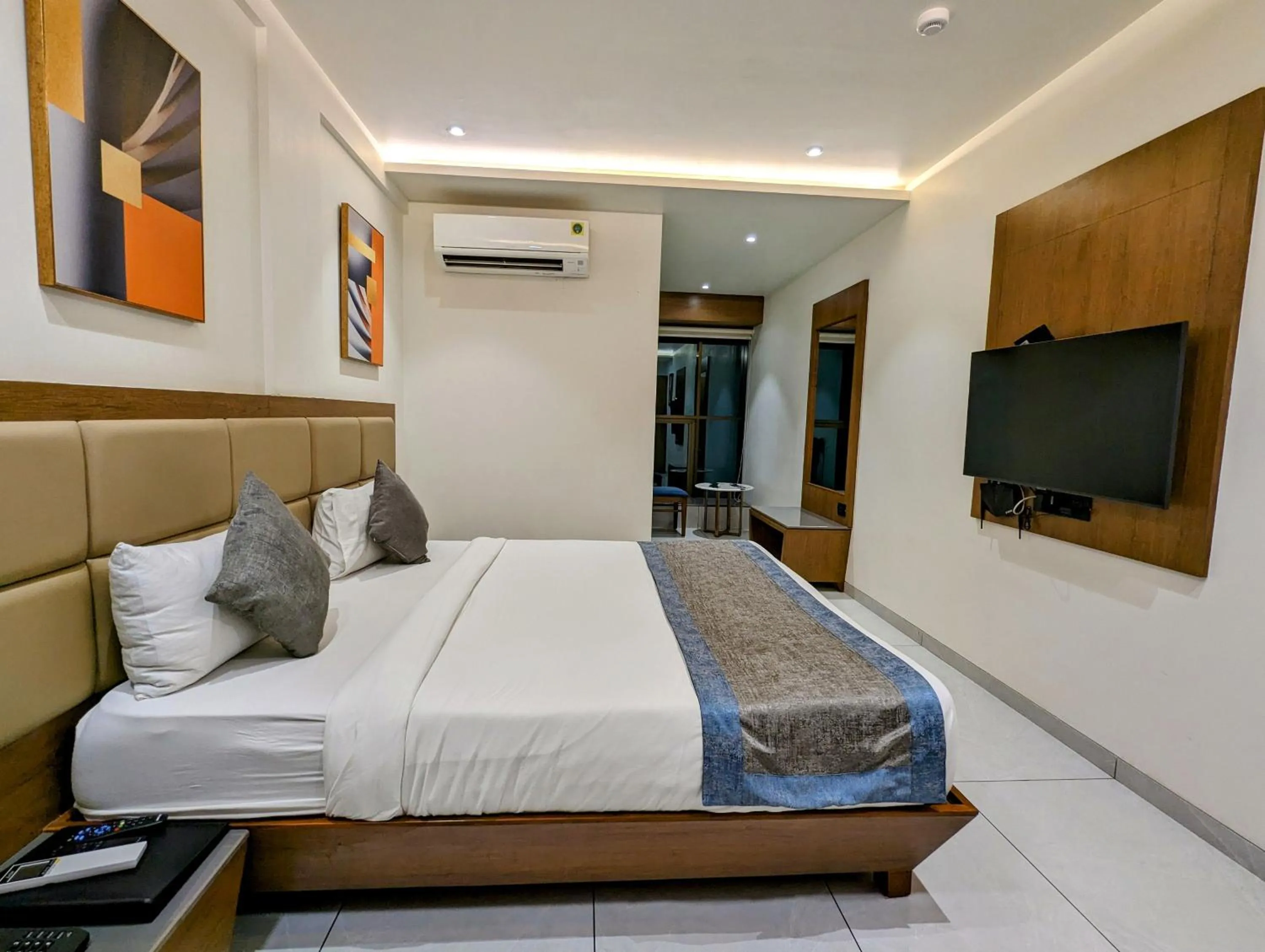 Communal lounge/ TV room in Hotel Red Chillee Restro