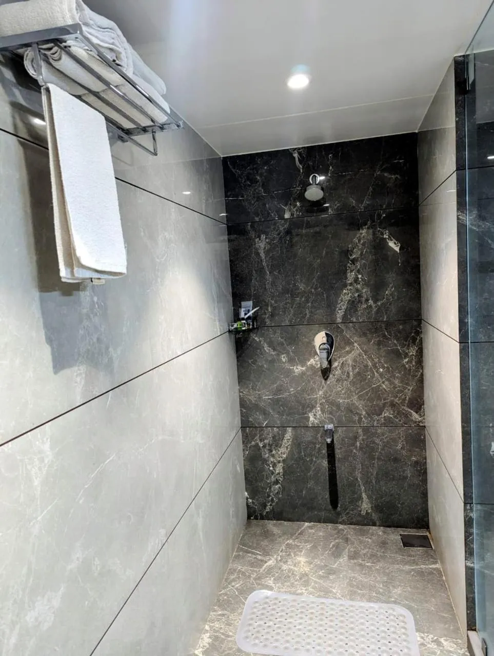 Bathroom in Hotel Red Chillee Restro