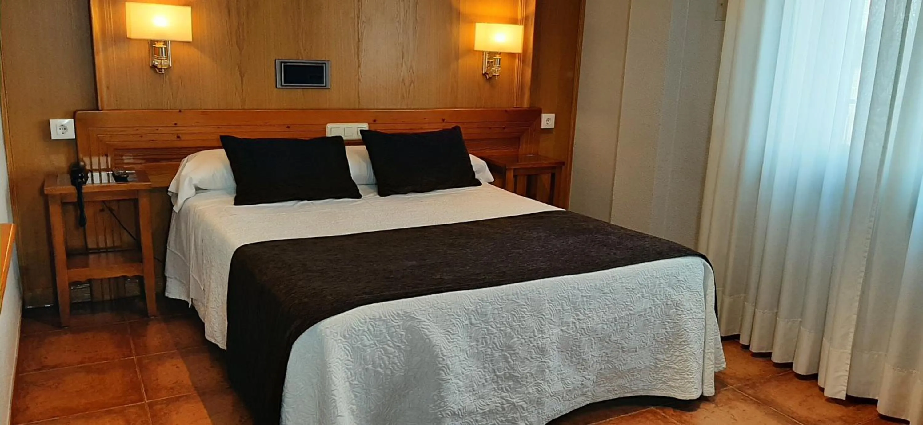 Text overlay, Bed in Hotel Real De Toledo